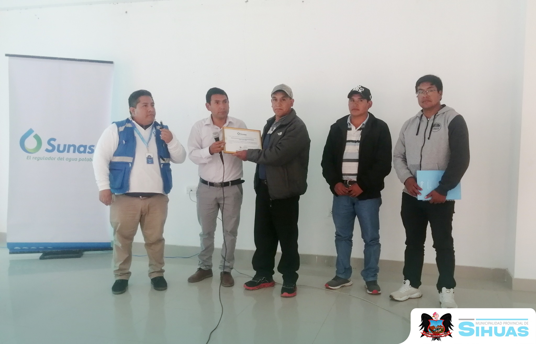 💠CAPACITAN A LAS JASS DE LA PROVINCIA DE SIHUAS EN DESINFECCIÓN SOSTENIBLE DEL AGUA
El miércoles 7 de mayo, Sihuas fue sede del VII Taller de Benchmarking, organizado por la Superintendencia Nacional de Servicios de Saneamiento (SUNASS) Chimbote, en coordinación con el Área Técnica Municipal (ATM) de la Municipalidad Provincial de Sihuas.
El evento reunió a representantes de las Juntas Administradoras de Servicios de Saneamiento (JASS) de las provincias de Sihuas, Corongo, Cabana–Pallasca, Huarmey y Santa, con el objetivo de fortalecer las prácticas de desinfección del agua para consumo humano de manera sostenible. A nivel local, el ATM de Sihuas convocó a todas las JASS de la provincia, impulsando la participación activa de las organizaciones comunales en este importante espacio de capacitación.
Durante la jornada, se compartieron experiencias exitosas y se reconocieron buenas prácticas en la gestión del agua. Además, la JASS del caserío de Chuncana, distrito de San Juan – Sihuas, fue destacada por su gestión eficiente y su compromiso con la mejora continua del servicio.
En representación de la Municipalidad Provincial de Sihuas, participó la regidora Edith Jesús, quien expresó el apoyo institucional a las JASS y su rol fundamental en garantizar agua segura para la población rural.