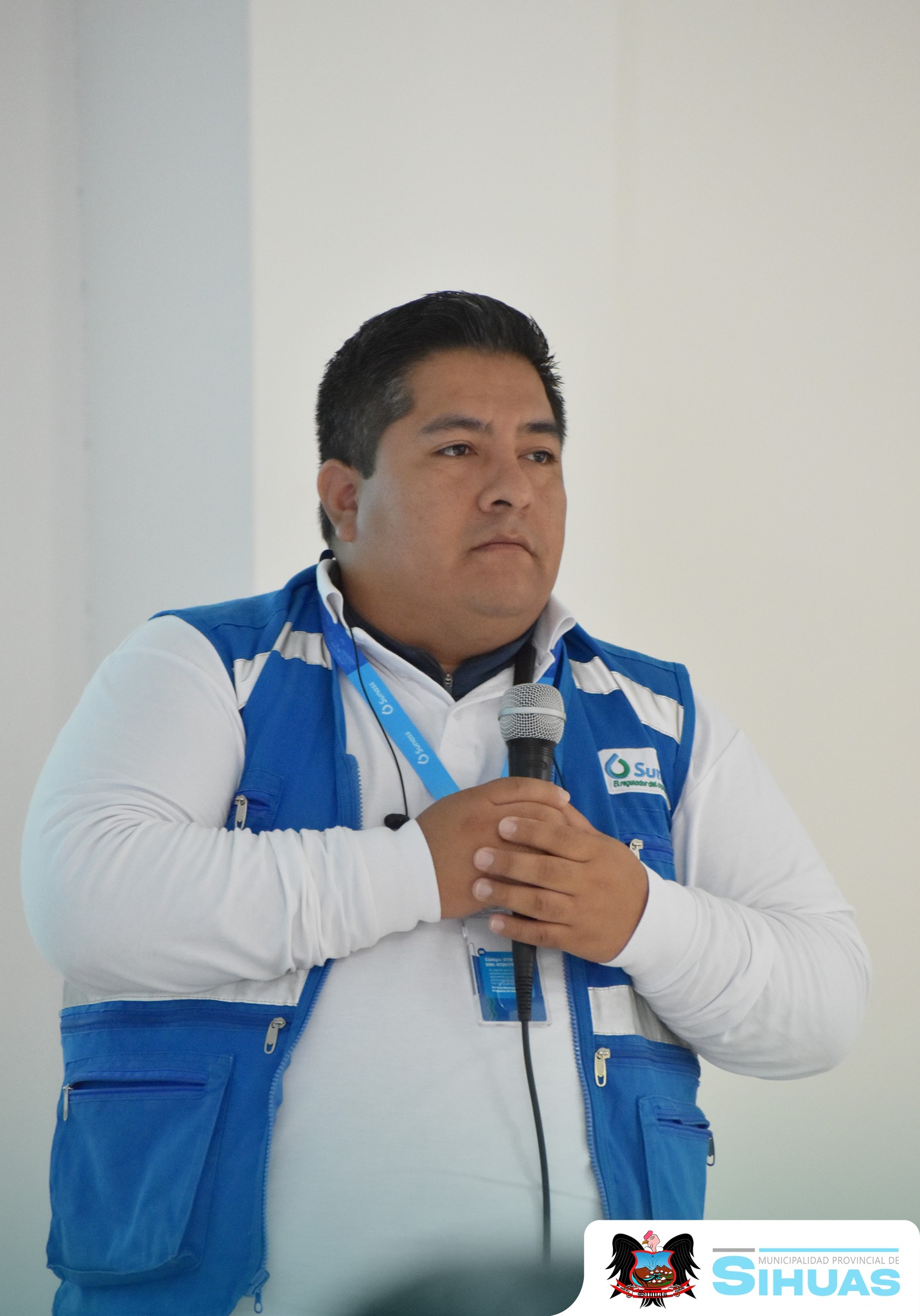 💠CAPACITAN A LAS JASS DE LA PROVINCIA DE SIHUAS EN DESINFECCIÓN SOSTENIBLE DEL AGUA
El miércoles 7 de mayo, Sihuas fue sede del VII Taller de Benchmarking, organizado por la Superintendencia Nacional de Servicios de Saneamiento (SUNASS) Chimbote, en coordinación con el Área Técnica Municipal (ATM) de la Municipalidad Provincial de Sihuas.
El evento reunió a representantes de las Juntas Administradoras de Servicios de Saneamiento (JASS) de las provincias de Sihuas, Corongo, Cabana–Pallasca, Huarmey y Santa, con el objetivo de fortalecer las prácticas de desinfección del agua para consumo humano de manera sostenible. A nivel local, el ATM de Sihuas convocó a todas las JASS de la provincia, impulsando la participación activa de las organizaciones comunales en este importante espacio de capacitación.
Durante la jornada, se compartieron experiencias exitosas y se reconocieron buenas prácticas en la gestión del agua. Además, la JASS del caserío de Chuncana, distrito de San Juan – Sihuas, fue destacada por su gestión eficiente y su compromiso con la mejora continua del servicio.
En representación de la Municipalidad Provincial de Sihuas, participó la regidora Edith Jesús, quien expresó el apoyo institucional a las JASS y su rol fundamental en garantizar agua segura para la población rural.