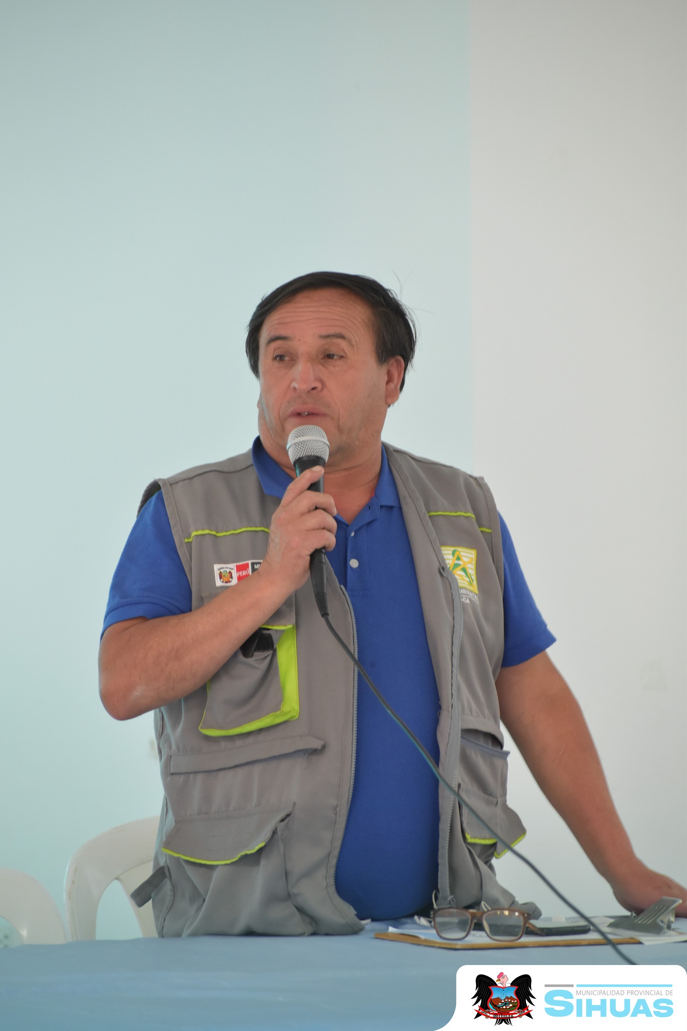 💠CAPACITAN A LAS JASS DE LA PROVINCIA DE SIHUAS EN DESINFECCIÓN SOSTENIBLE DEL AGUA
El miércoles 7 de mayo, Sihuas fue sede del VII Taller de Benchmarking, organizado por la Superintendencia Nacional de Servicios de Saneamiento (SUNASS) Chimbote, en coordinación con el Área Técnica Municipal (ATM) de la Municipalidad Provincial de Sihuas.
El evento reunió a representantes de las Juntas Administradoras de Servicios de Saneamiento (JASS) de las provincias de Sihuas, Corongo, Cabana–Pallasca, Huarmey y Santa, con el objetivo de fortalecer las prácticas de desinfección del agua para consumo humano de manera sostenible. A nivel local, el ATM de Sihuas convocó a todas las JASS de la provincia, impulsando la participación activa de las organizaciones comunales en este importante espacio de capacitación.
Durante la jornada, se compartieron experiencias exitosas y se reconocieron buenas prácticas en la gestión del agua. Además, la JASS del caserío de Chuncana, distrito de San Juan – Sihuas, fue destacada por su gestión eficiente y su compromiso con la mejora continua del servicio.
En representación de la Municipalidad Provincial de Sihuas, participó la regidora Edith Jesús, quien expresó el apoyo institucional a las JASS y su rol fundamental en garantizar agua segura para la población rural.