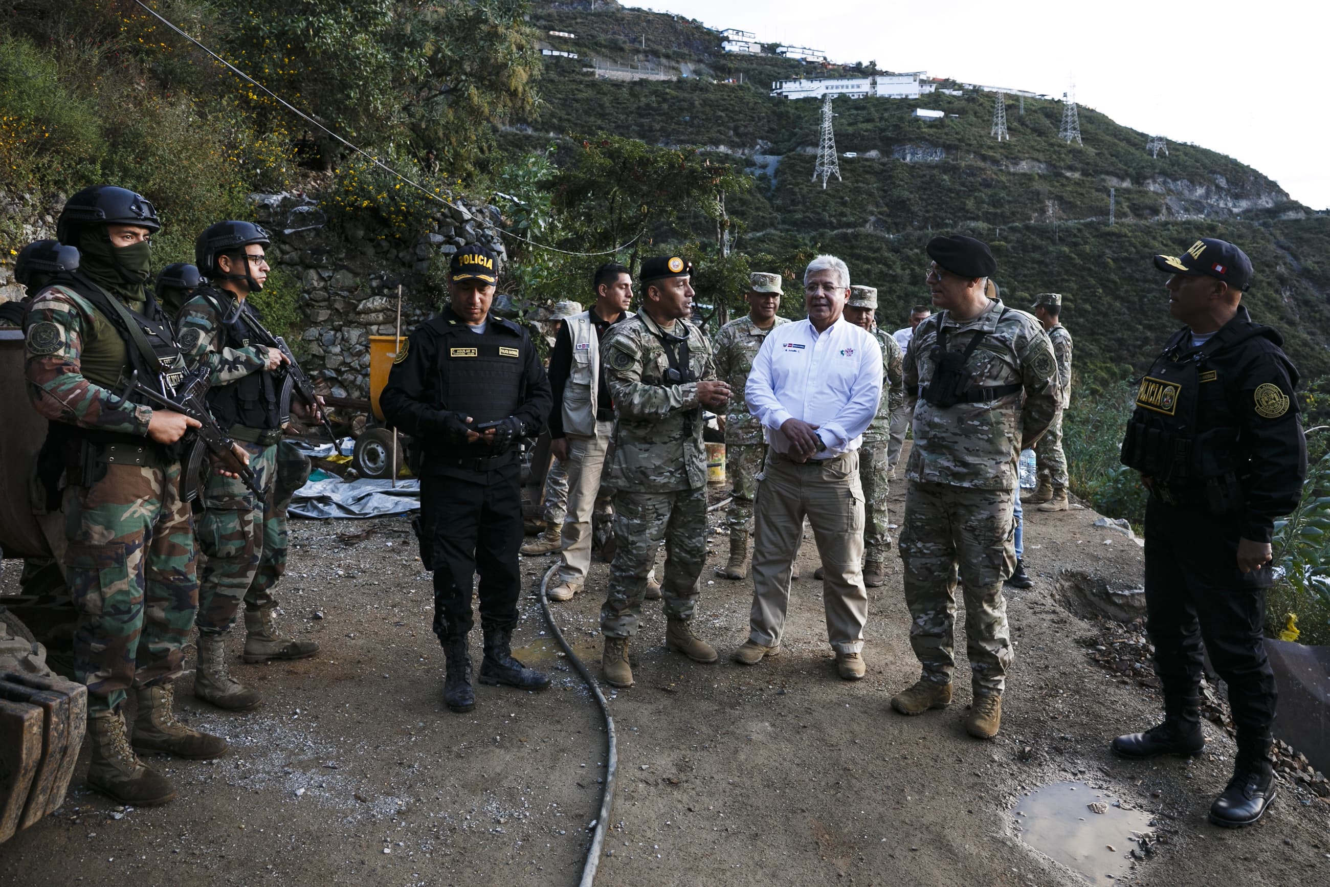 Ministro de Defensa supervisa operativos en Pataz con incautación de explosivos y municiones