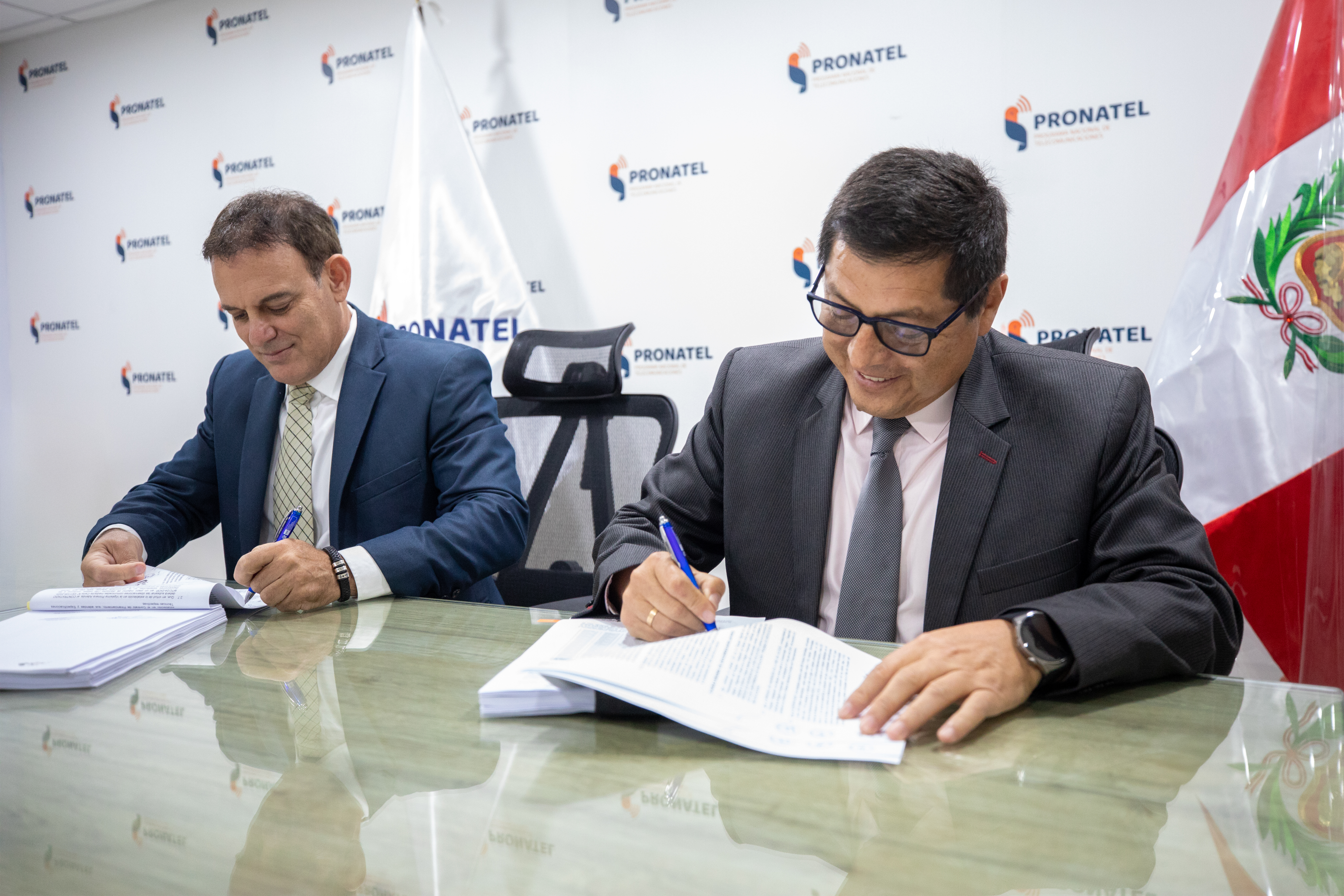 Archivo JPG de la firma del acta del Proyecto Amazonas entre el director ejecutivo de Pronatel y la empresa operadora