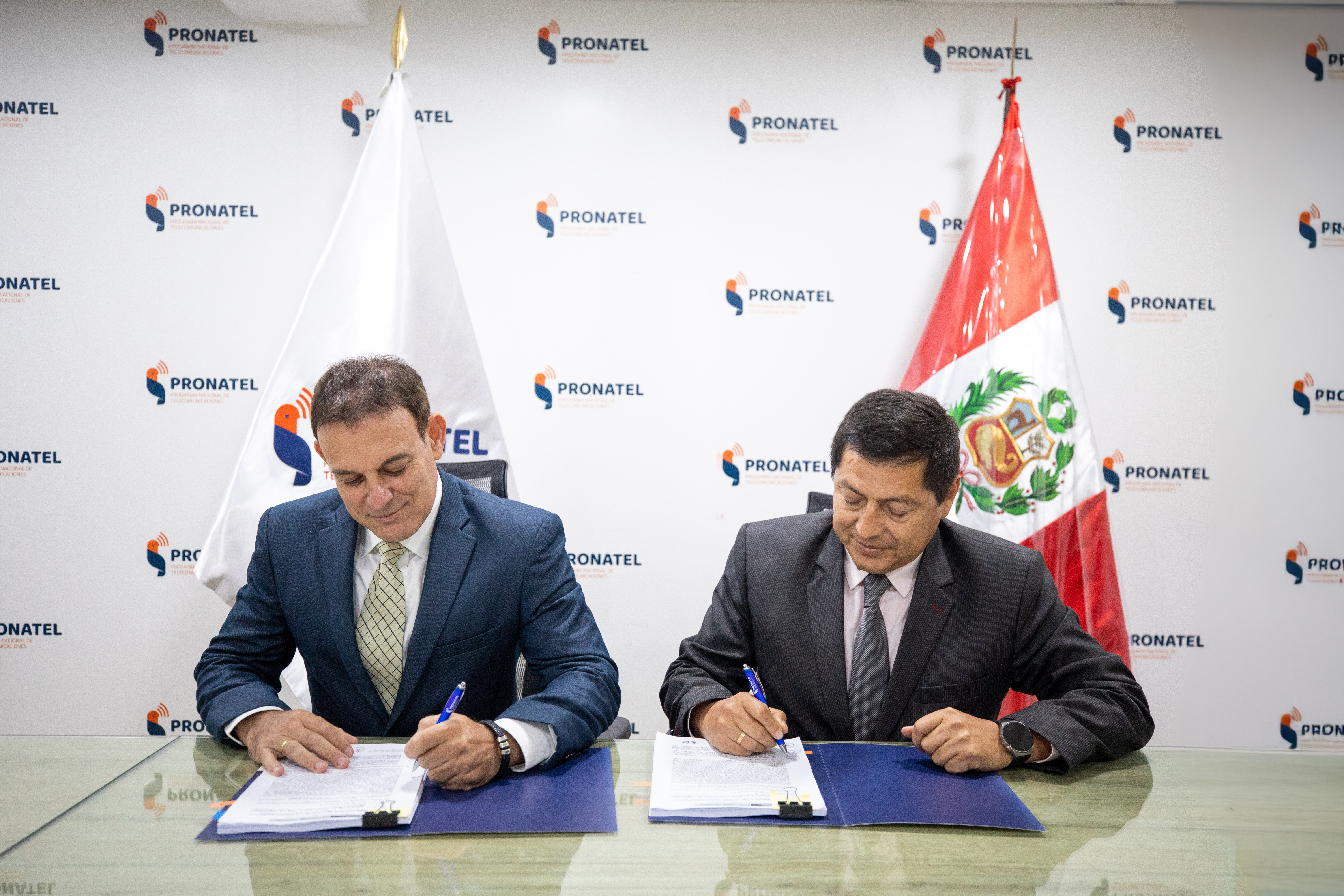 Archivo JPG de la firma del acta del Proyecto Amazonas entre el director ejecutivo de Pronatel y la empresa operadora