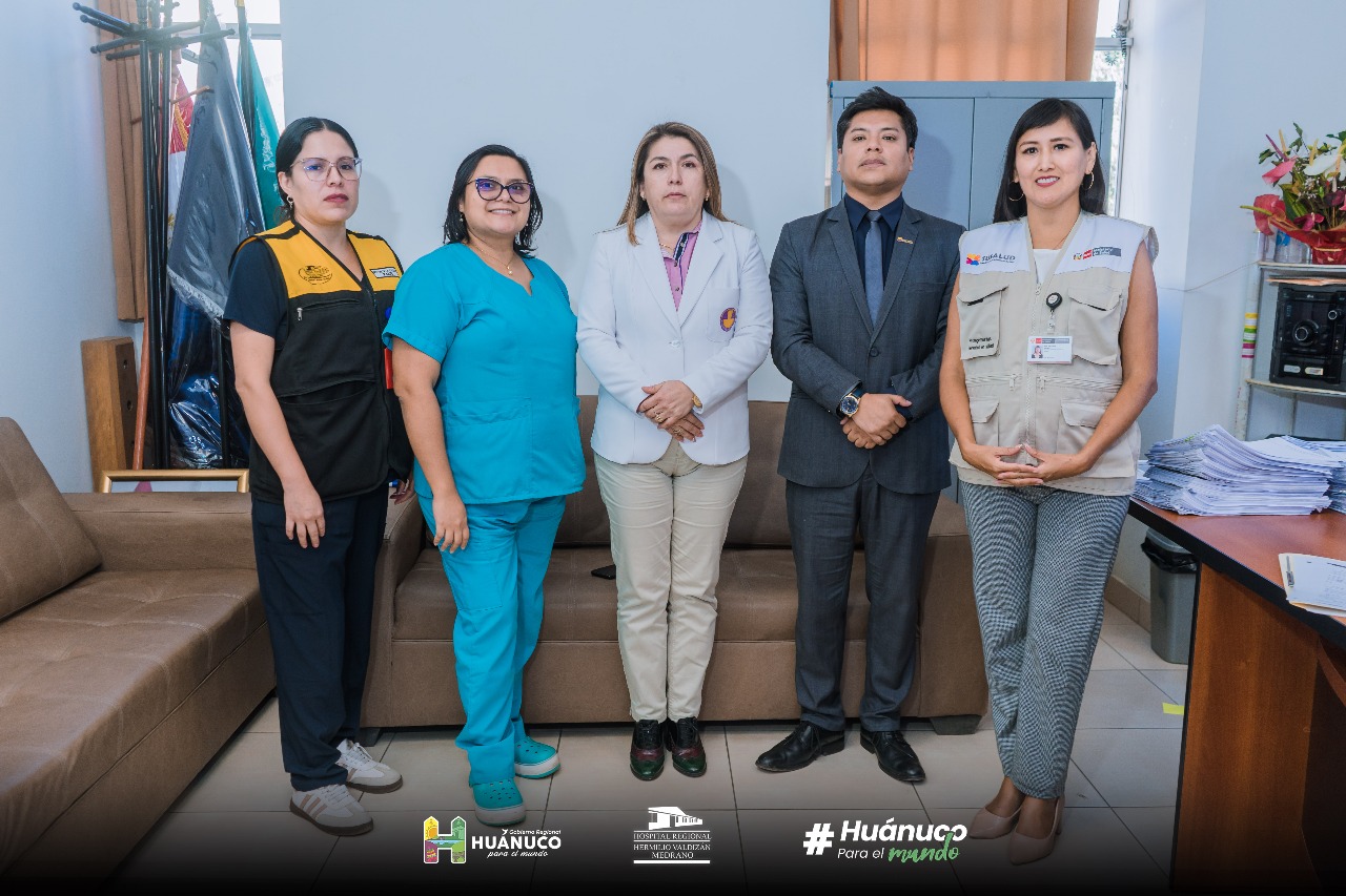 Foto protocolar del equipo del hospital regional y de SUSALUD