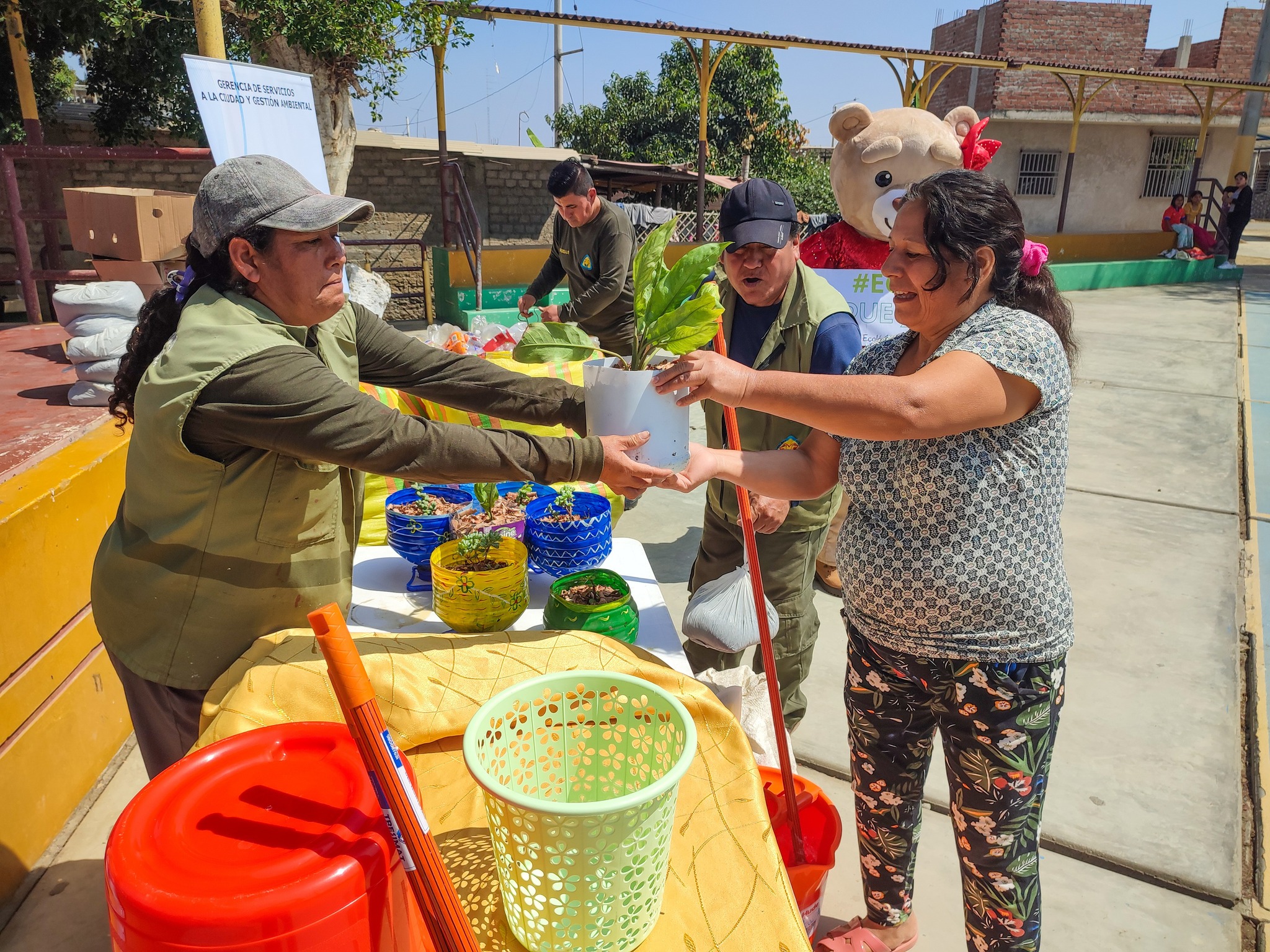 vecina recibiendo una plantita