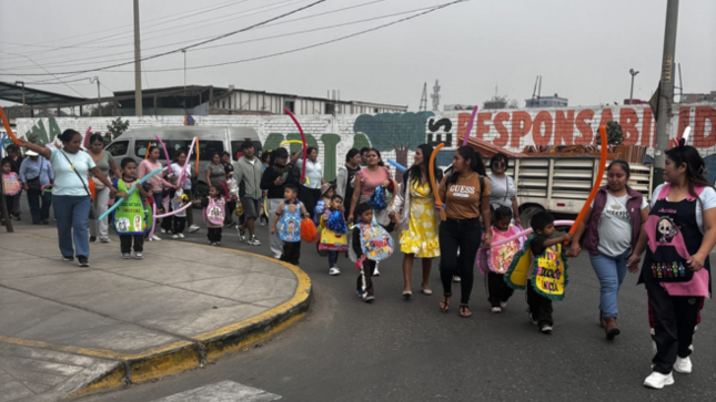 Niños realizando pasacalle por el día de la educación inicial.