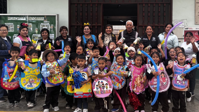 foto grupal en la municipalidad de Santa María de HUachipa.