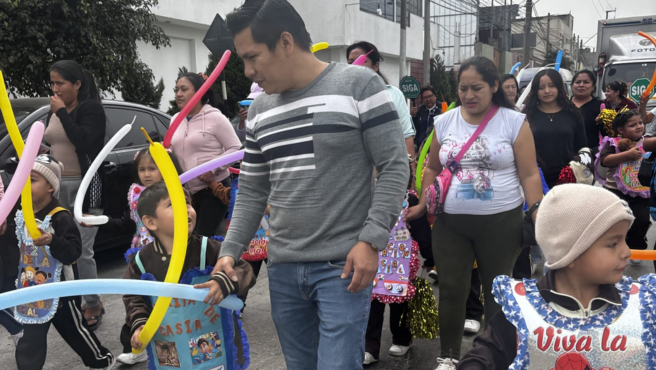 Niños realizando pasacalle por el día de la educación inicial.