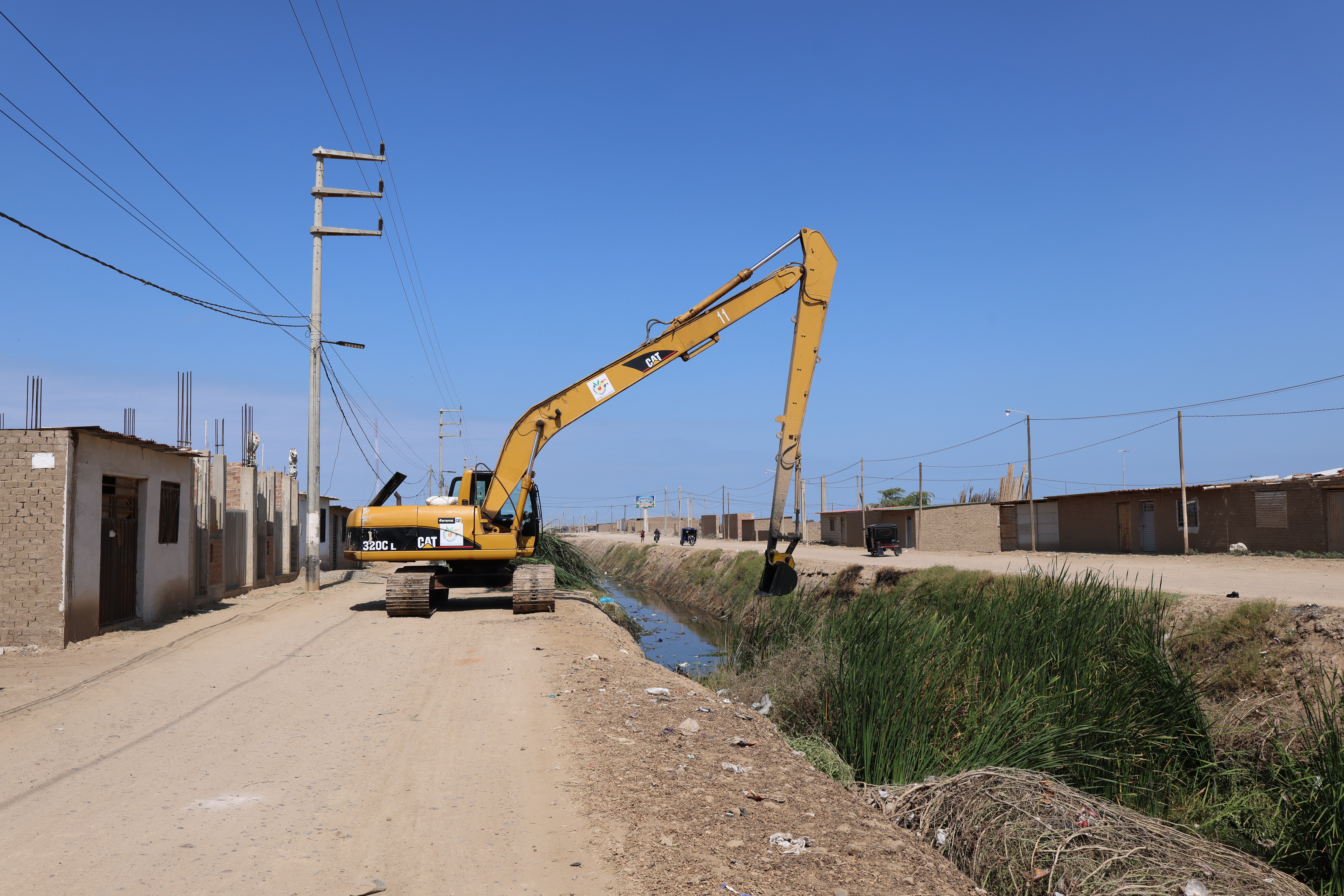 Los trabajos se efectúan con la intervención de una excavadora de brazo largo.