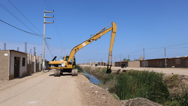 Los trabajos se efectúan con la intervención de una excavadora de brazo largo.