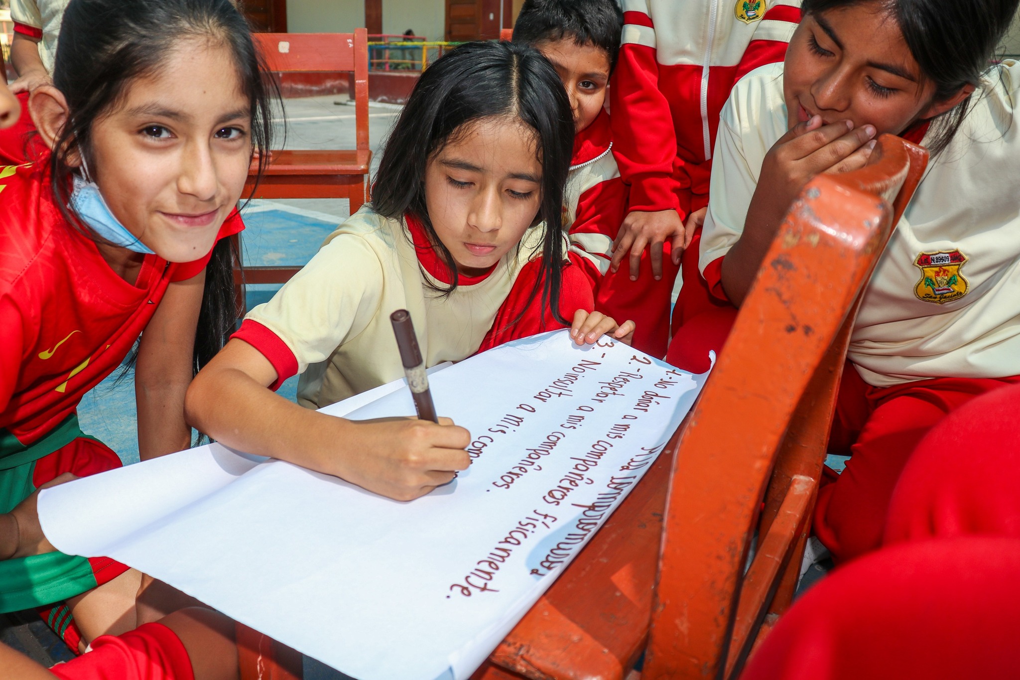 estudiantes participando