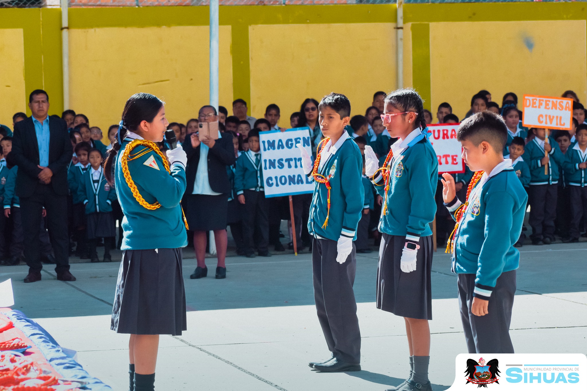 💠JURAMENTACIÓN DE AUTORIDADES ESCOLARES Y BRIGADAS EN LA I.E. 85002 ANDRÉS SIFUENTES VIDAL
En horas de la mañana se desarrolló una significativa ceremonia en la Institución Educativa 85002 Andrés Sifuentes Vidal, donde los estudiantes asumieron con orgullo sus funciones como autoridades escolares y brigadistas, ante la presencia de representantes de diversas instituciones y sectores de la provincia.
En representación de la Municipalidad Provincial de Sihuas, asistió un funcionario designado, reafirmando el compromiso de la entidad con la formación de líderes escolares y el fortalecimiento de la participación estudiantil.
Felicitamos a los estudiantes por asumir con entusiasmo esta responsabilidad y a los docentes por impulsar iniciativas que fortalecen los valores cívicos y la organización dentro del entorno escolar. 📖🇵🇪
