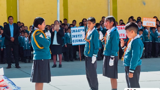 💠JURAMENTACIÓN DE AUTORIDADES ESCOLARES Y BRIGADAS EN LA I.E. 85002 ANDRÉS SIFUENTES VIDAL
En horas de la mañana se desarrolló una significativa ceremonia en la Institución Educativa 85002 Andrés Sifuentes Vidal, donde los estudiantes asumieron con orgullo sus funciones como autoridades escolares y brigadistas, ante la presencia de representantes de diversas instituciones y sectores de la provincia.
En representación de la Municipalidad Provincial de Sihuas, asistió un funcionario designado, reafirmando el compromiso de la entidad con la formación de líderes escolares y el fortalecimiento de la participación estudiantil.
Felicitamos a los estudiantes por asumir con entusiasmo esta responsabilidad y a los docentes por impulsar iniciativas que fortalecen los valores cívicos y la organización dentro del entorno escolar. 📖🇵🇪
