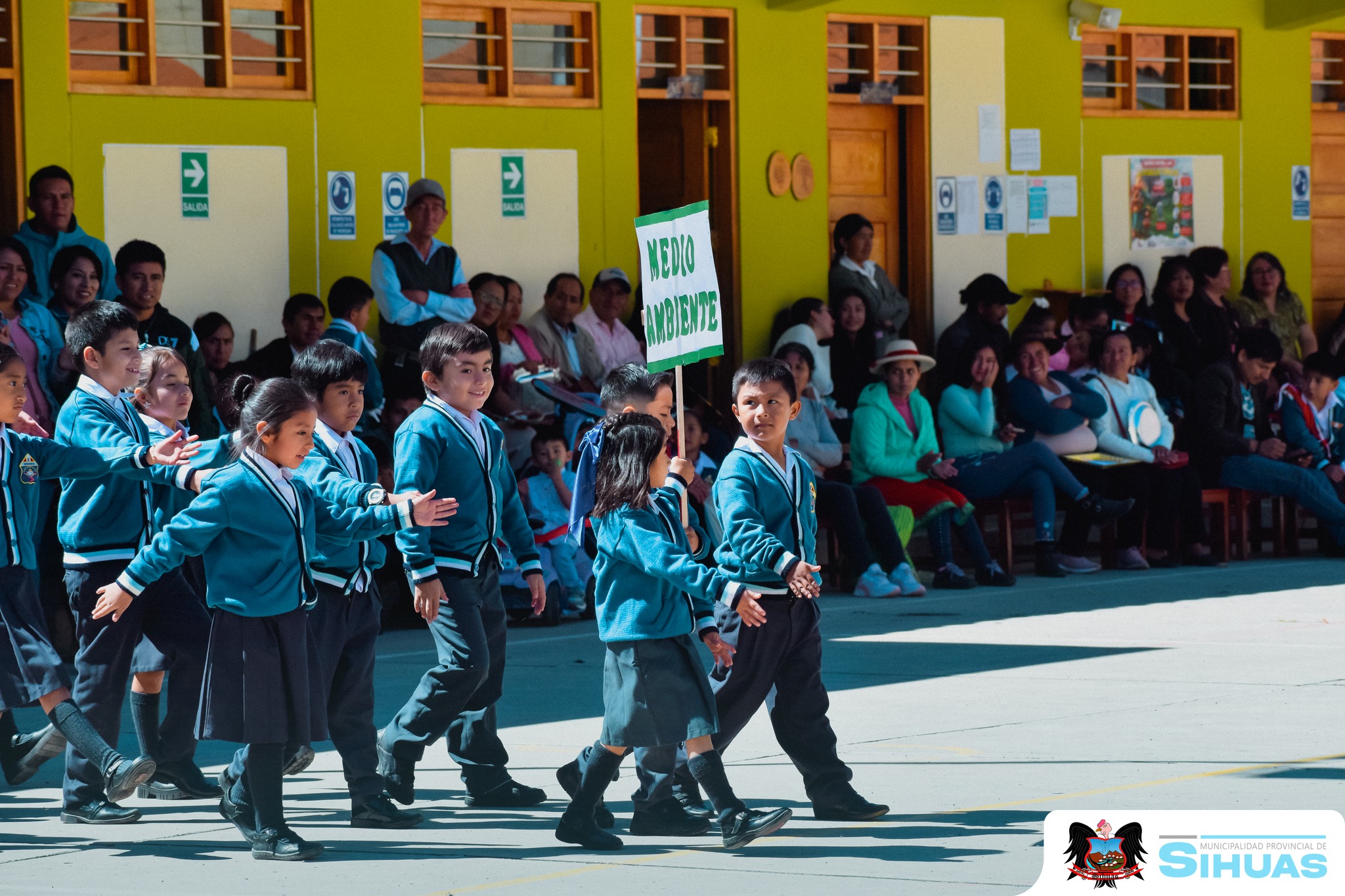 💠JURAMENTACIÓN DE AUTORIDADES ESCOLARES Y BRIGADAS EN LA I.E. 85002 ANDRÉS SIFUENTES VIDAL
En horas de la mañana se desarrolló una significativa ceremonia en la Institución Educativa 85002 Andrés Sifuentes Vidal, donde los estudiantes asumieron con orgullo sus funciones como autoridades escolares y brigadistas, ante la presencia de representantes de diversas instituciones y sectores de la provincia.
En representación de la Municipalidad Provincial de Sihuas, asistió un funcionario designado, reafirmando el compromiso de la entidad con la formación de líderes escolares y el fortalecimiento de la participación estudiantil.
Felicitamos a los estudiantes por asumir con entusiasmo esta responsabilidad y a los docentes por impulsar iniciativas que fortalecen los valores cívicos y la organización dentro del entorno escolar. 📖🇵🇪
