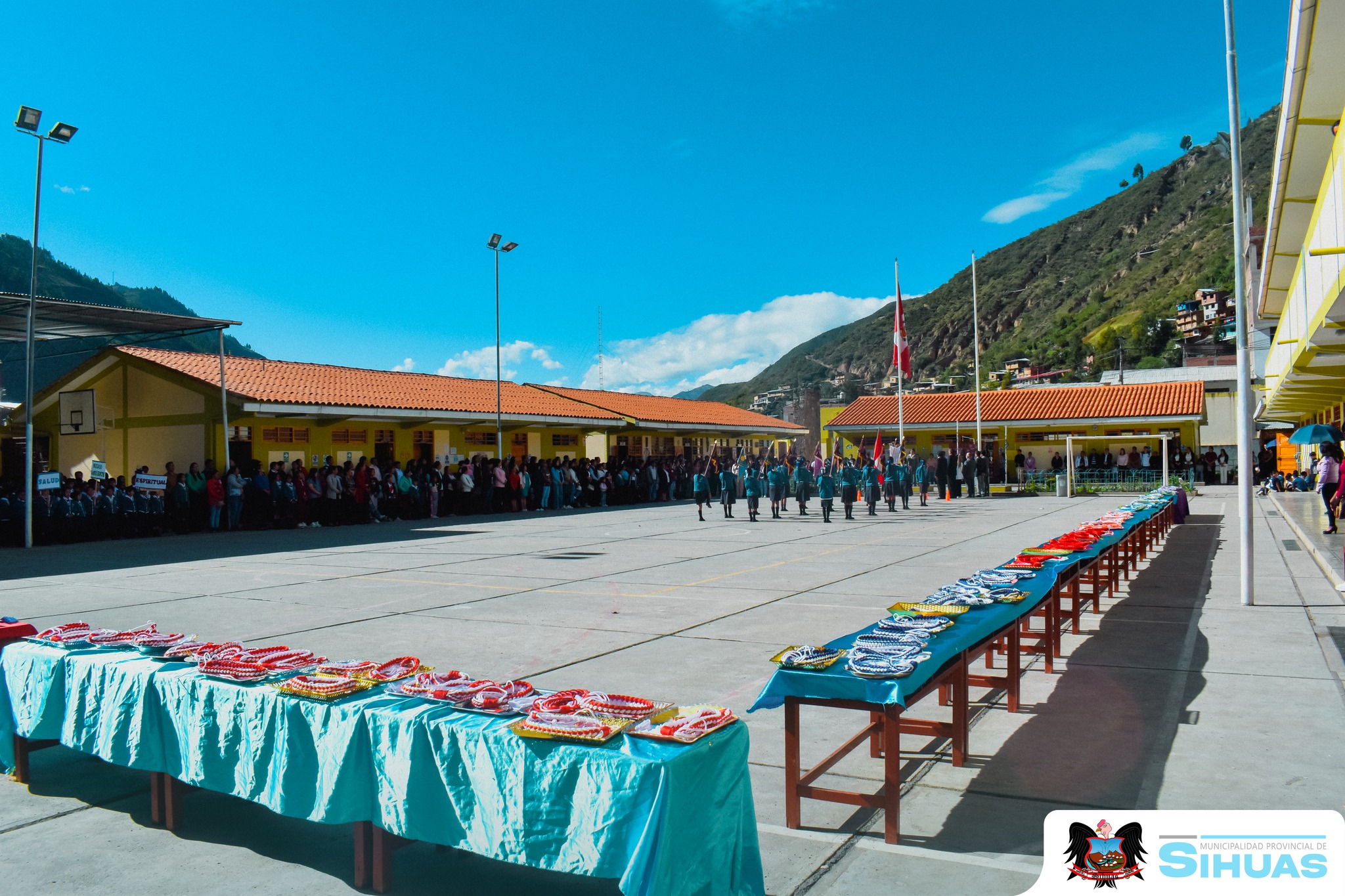 💠JURAMENTACIÓN DE AUTORIDADES ESCOLARES Y BRIGADAS EN LA I.E. 85002 ANDRÉS SIFUENTES VIDAL
En horas de la mañana se desarrolló una significativa ceremonia en la Institución Educativa 85002 Andrés Sifuentes Vidal, donde los estudiantes asumieron con orgullo sus funciones como autoridades escolares y brigadistas, ante la presencia de representantes de diversas instituciones y sectores de la provincia.
En representación de la Municipalidad Provincial de Sihuas, asistió un funcionario designado, reafirmando el compromiso de la entidad con la formación de líderes escolares y el fortalecimiento de la participación estudiantil.
Felicitamos a los estudiantes por asumir con entusiasmo esta responsabilidad y a los docentes por impulsar iniciativas que fortalecen los valores cívicos y la organización dentro del entorno escolar. 📖🇵🇪
