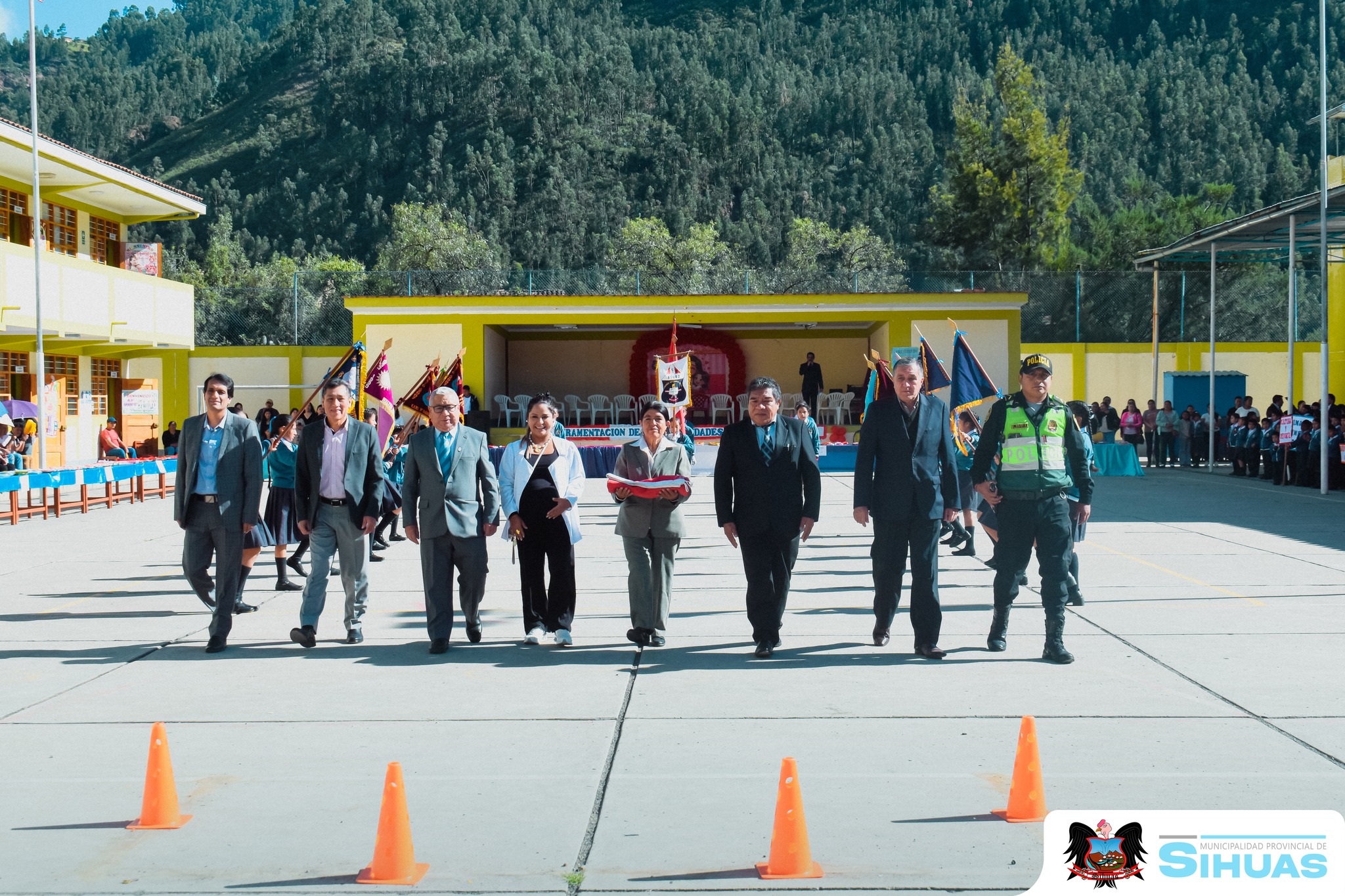 💠JURAMENTACIÓN DE AUTORIDADES ESCOLARES Y BRIGADAS EN LA I.E. 85002 ANDRÉS SIFUENTES VIDAL
En horas de la mañana se desarrolló una significativa ceremonia en la Institución Educativa 85002 Andrés Sifuentes Vidal, donde los estudiantes asumieron con orgullo sus funciones como autoridades escolares y brigadistas, ante la presencia de representantes de diversas instituciones y sectores de la provincia.
En representación de la Municipalidad Provincial de Sihuas, asistió un funcionario designado, reafirmando el compromiso de la entidad con la formación de líderes escolares y el fortalecimiento de la participación estudiantil.
Felicitamos a los estudiantes por asumir con entusiasmo esta responsabilidad y a los docentes por impulsar iniciativas que fortalecen los valores cívicos y la organización dentro del entorno escolar. 📖🇵🇪
