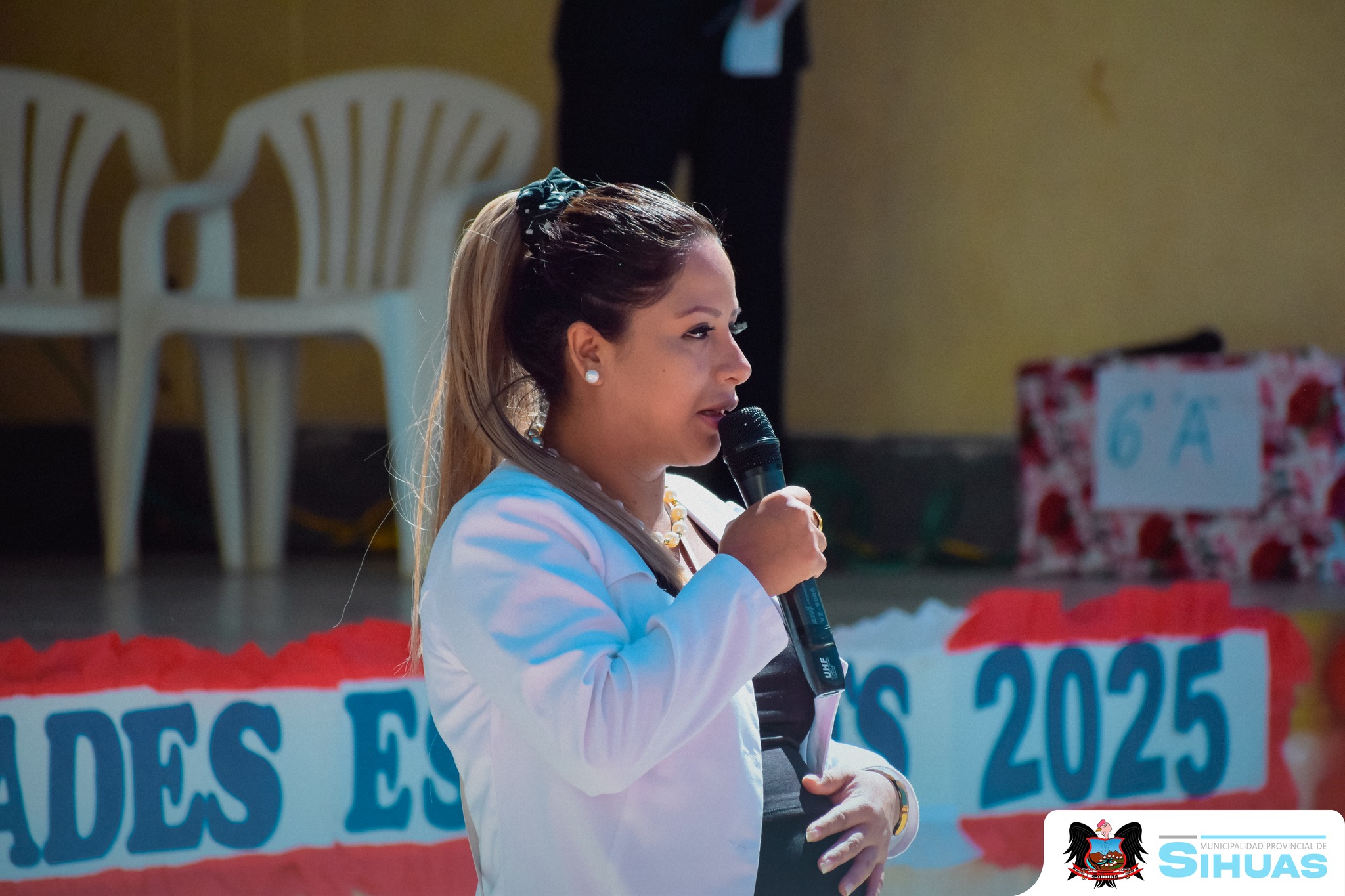 💠JURAMENTACIÓN DE AUTORIDADES ESCOLARES Y BRIGADAS EN LA I.E. 85002 ANDRÉS SIFUENTES VIDAL
En horas de la mañana se desarrolló una significativa ceremonia en la Institución Educativa 85002 Andrés Sifuentes Vidal, donde los estudiantes asumieron con orgullo sus funciones como autoridades escolares y brigadistas, ante la presencia de representantes de diversas instituciones y sectores de la provincia.
En representación de la Municipalidad Provincial de Sihuas, asistió un funcionario designado, reafirmando el compromiso de la entidad con la formación de líderes escolares y el fortalecimiento de la participación estudiantil.
Felicitamos a los estudiantes por asumir con entusiasmo esta responsabilidad y a los docentes por impulsar iniciativas que fortalecen los valores cívicos y la organización dentro del entorno escolar. 📖🇵🇪
