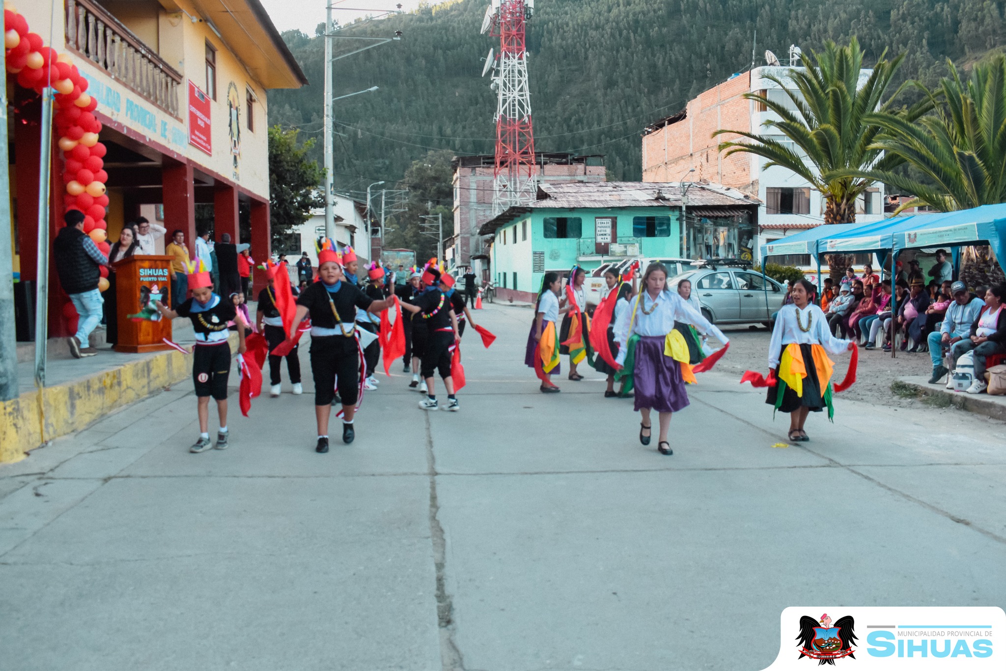 💠Homenaje a Nuestras Madres Sihuasinas
💠La Municipalidad Provincial de Sihuas rindió un merecido homenaje a todas las madres de nuestra provincia con una emotiva y alegre celebración. Durante el evento se vivió una jornada especial llena de danzas típicas, música en vivo a cargo de artistas locales, sorteo de canastas, entrega de regalos y mucha alegría compartida.
Fue un momento para reconocer el esfuerzo, amor y dedicación de nuestras madres, que son el pilar de nuestros hogares y de la sociedad.
Agradecemos a todos los que participaron e hicieron posible esta hermosa actividad. ¡Seguimos construyendo comunidad con respeto, gratitud y unión!
📷Compartimos algunas fotografias del homenaje a nuestras madres Sihuasinas.👇