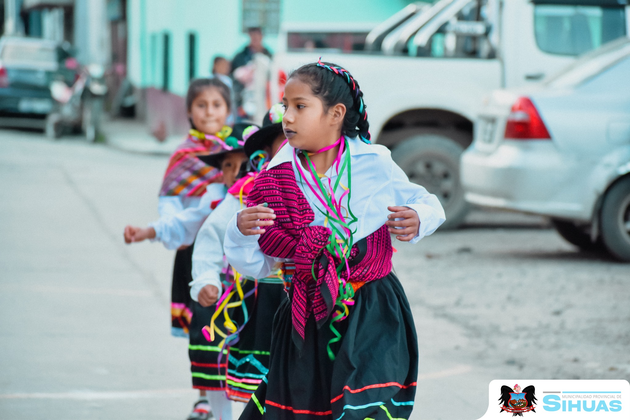 💠Homenaje a Nuestras Madres Sihuasinas
💠La Municipalidad Provincial de Sihuas rindió un merecido homenaje a todas las madres de nuestra provincia con una emotiva y alegre celebración. Durante el evento se vivió una jornada especial llena de danzas típicas, música en vivo a cargo de artistas locales, sorteo de canastas, entrega de regalos y mucha alegría compartida.
Fue un momento para reconocer el esfuerzo, amor y dedicación de nuestras madres, que son el pilar de nuestros hogares y de la sociedad.
Agradecemos a todos los que participaron e hicieron posible esta hermosa actividad. ¡Seguimos construyendo comunidad con respeto, gratitud y unión!
📷Compartimos algunas fotografias del homenaje a nuestras madres Sihuasinas.👇