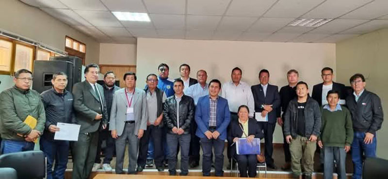 💠HOSPITAL EN MARCHA Y PEDIDO URGENTE POR LA VÍA MOLINOPAMPA-SIHUAS 
𝐸𝑙 𝐺𝑜𝑏𝑖𝑒𝑟𝑛𝑜 𝑅𝑒𝑔𝑖𝑜𝑛𝑎𝑙 𝑠𝑒 𝑐𝑜𝑚𝑝𝑟𝑜𝑚𝑒𝑡𝑖𝑜́ 𝑎 𝑝𝑟𝑒𝑠𝑒𝑛𝑡𝑎𝑟 𝑒𝑙 𝑒𝑥𝑝𝑒𝑑𝑖𝑒𝑛𝑡𝑒 𝑡𝑒́𝑐𝑛𝑖𝑐𝑜 𝑟𝑒𝑓𝑜𝑟𝑚𝑢𝑙𝑎𝑑𝑜 𝑦 𝑒𝑙 𝑝𝑙𝑎𝑛 𝑚𝑒́𝑑𝑖𝑐𝑜-𝑎𝑟𝑞𝑢𝑖𝑡𝑒𝑐𝑡𝑜́𝑛𝑖𝑐𝑜 𝑒𝑙 𝑝𝑟𝑜́𝑥𝑖𝑚𝑜 𝟸 𝑑𝑒 𝑗𝑢𝑛𝑖𝑜, 𝑙𝑜 𝑞𝑢𝑒 𝑝𝑒𝑟𝑚𝑖𝑡𝑖𝑟𝑎́ 𝑑𝑎𝑟 𝑖𝑛𝑖𝑐𝑖𝑜 𝑎𝑙 𝑝𝑟𝑜𝑐𝑒𝑠𝑜 𝑑𝑒 𝑐𝑜𝑛𝑣𝑜𝑐𝑎𝑡𝑜𝑟𝑖𝑎 𝑝𝑢́𝑏𝑙𝑖𝑐𝑎. 𝐿𝑎 𝑝𝑟𝑜𝑣𝑖𝑛𝑐𝑖𝑎 𝑑𝑒 𝑆𝑖𝘩𝑢𝑎𝑠 𝑚𝑎𝑛𝑡𝑖𝑒𝑛𝑒 𝑓𝑖𝑟𝑚𝑒 𝑠𝑢 𝑑𝑒𝑚𝑎𝑛𝑑𝑎 𝑝𝑜𝑟 𝑢𝑛𝑎 𝑎𝑡𝑒𝑛𝑐𝑖𝑜́𝑛 𝑚𝑒́𝑑𝑖𝑐𝑎 𝑑𝑖𝑔𝑛𝑎 𝑦 𝑢𝑛𝑎 𝑐𝑜𝑛𝑒𝑐𝑡𝑖𝑣𝑖𝑑𝑎𝑑 𝑣𝑖𝑎𝑙 𝑒𝑓𝑖𝑐𝑖𝑒𝑛𝑡𝑒.
𝐻𝑢𝑎𝑟𝑎𝑧, 𝟿 𝑑𝑒 𝑚𝑎𝑦𝑜 𝑑𝑒 𝟸𝟶𝟸𝟻. El proyecto del nuevo Hospital de Apoyo Sihuas II-1, con Código Único de Inversiones (CUI) 2556264, avanza con pasos firmes hacia su ejecución. Una delegación de autoridades sihuasinas, encabezada por el alcalde provincial, Demetrio Buiza Picón, se trasladó hasta la ciudad de Huaraz para exigir avances concretos al Gobierno Regional de Áncash (GRA), tanto en la construcción del nuevo establecimiento de salud como en la mejora urgente del tramo Molinopampa–Sihuas de la carretera longitudinal.
Durante la reunión técnica, se informó que las observaciones vinculadas a la falla geológica del terreno han sido superadas y que el expediente técnico se encuentra en etapa final de reformulación, con un plazo máximo de dos semanas para su culminación. Una vez completado, se iniciará el proceso de licitación. El financiamiento de la obra está completamente garantizado por el Gobierno Regional.
En ese marco, la Dirección Regional de Salud (Diresa) Áncash informó que, en coordinación con la unidad ejecutora, viene trabajando en la actualización del plan médico-arquitectónico, el cual definirá la distribución funcional y los servicios del nuevo centro de atención. Este documento será presentado junto con el expediente reformulado, asegurando que cumpla con las normativas del sector y responda a las necesidades sanitarias de la población.
También se abordaron las serias deficiencias del actual centro asistencial, como la falta de equipamiento quirúrgico, ambulancias en mal estado y la inexistencia de un banco de sangre, lo que limita la capacidad de respuesta ante emergencias médicas. Esta situación afecta no solo a Sihuas, sino también a comunidades cercanas de Huánuco y La Libertad, que dependen de sus servicios por la cercanía geográfica.
La comisión sihuasina estuvo conformada por el alcalde provincial; el consejero por Sihuas; los regidores (Yolvi Velásquez, Johan Villanueva y Víctor Lázaro); la subdirectora de la I.E. Asteria Castro Pareja; el presidente de la Asociación de Gestión y Desarrollo de la Provincia de Sihuas; el alcalde distrital de Huayllabamba; el jefe de la Agencia Agraria Sede Sihuas y el gerente de Infraestructura, Desarrollo Urbano y Rural de la comuna provincial.
La delegación fue recibida por el gerente general del GRA, Marco La Rosa, junto a su equipo técnico. En la cita también participaron representantes de la Diresa Áncash y de la Red de Salud Conchucos Norte, quienes reafirmaron su compromiso con el proyecto.
Por otro lado, se remarcó la crítica situación de la vía Molinopampa–Sihuas. La autoridad edil hizo énfasis en la preocupación por la exclusión de este tramo del proyecto, destacando su importancia vital para la conectividad y el acceso a servicios esenciales en la región. El gerente del GRA respondió que, debido a que ya existe un proyecto aprobado que no contempla este tramo, no es posible incluirlo en el mismo. Sin embargo, detalló que la estrategia es avanzar con la intervención de toda la carretera longitudinal, conforme a lo estipulado por la normativa, con el objetivo de garantizar la mejora de la infraestructura en su totalidad.
