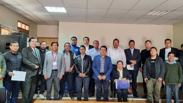 💠HOSPITAL EN MARCHA Y PEDIDO URGENTE POR LA VÍA MOLINOPAMPA-SIHUAS 
𝐸𝑙 𝐺𝑜𝑏𝑖𝑒𝑟𝑛𝑜 𝑅𝑒𝑔𝑖𝑜𝑛𝑎𝑙 𝑠𝑒 𝑐𝑜𝑚𝑝𝑟𝑜𝑚𝑒𝑡𝑖𝑜́ 𝑎 𝑝𝑟𝑒𝑠𝑒𝑛𝑡𝑎𝑟 𝑒𝑙 𝑒𝑥𝑝𝑒𝑑𝑖𝑒𝑛𝑡𝑒 𝑡𝑒́𝑐𝑛𝑖𝑐𝑜 𝑟𝑒𝑓𝑜𝑟𝑚𝑢𝑙𝑎𝑑𝑜 𝑦 𝑒𝑙 𝑝𝑙𝑎𝑛 𝑚𝑒́𝑑𝑖𝑐𝑜-𝑎𝑟𝑞𝑢𝑖𝑡𝑒𝑐𝑡𝑜́𝑛𝑖𝑐𝑜 𝑒𝑙 𝑝𝑟𝑜́𝑥𝑖𝑚𝑜 𝟸 𝑑𝑒 𝑗𝑢𝑛𝑖𝑜, 𝑙𝑜 𝑞𝑢𝑒 𝑝𝑒𝑟𝑚𝑖𝑡𝑖𝑟𝑎́ 𝑑𝑎𝑟 𝑖𝑛𝑖𝑐𝑖𝑜 𝑎𝑙 𝑝𝑟𝑜𝑐𝑒𝑠𝑜 𝑑𝑒 𝑐𝑜𝑛𝑣𝑜𝑐𝑎𝑡𝑜𝑟𝑖𝑎 𝑝𝑢́𝑏𝑙𝑖𝑐𝑎. 𝐿𝑎 𝑝𝑟𝑜𝑣𝑖𝑛𝑐𝑖𝑎 𝑑𝑒 𝑆𝑖𝘩𝑢𝑎𝑠 𝑚𝑎𝑛𝑡𝑖𝑒𝑛𝑒 𝑓𝑖𝑟𝑚𝑒 𝑠𝑢 𝑑𝑒𝑚𝑎𝑛𝑑𝑎 𝑝𝑜𝑟 𝑢𝑛𝑎 𝑎𝑡𝑒𝑛𝑐𝑖𝑜́𝑛 𝑚𝑒́𝑑𝑖𝑐𝑎 𝑑𝑖𝑔𝑛𝑎 𝑦 𝑢𝑛𝑎 𝑐𝑜𝑛𝑒𝑐𝑡𝑖𝑣𝑖𝑑𝑎𝑑 𝑣𝑖𝑎𝑙 𝑒𝑓𝑖𝑐𝑖𝑒𝑛𝑡𝑒.
𝐻𝑢𝑎𝑟𝑎𝑧, 𝟿 𝑑𝑒 𝑚𝑎𝑦𝑜 𝑑𝑒 𝟸𝟶𝟸𝟻. El proyecto del nuevo Hospital de Apoyo Sihuas II-1, con Código Único de Inversiones (CUI) 2556264, avanza con pasos firmes hacia su ejecución. Una delegación de autoridades sihuasinas, encabezada por el alcalde provincial, Demetrio Buiza Picón, se trasladó hasta la ciudad de Huaraz para exigir avances concretos al Gobierno Regional de Áncash (GRA), tanto en la construcción del nuevo establecimiento de salud como en la mejora urgente del tramo Molinopampa–Sihuas de la carretera longitudinal.
Durante la reunión técnica, se informó que las observaciones vinculadas a la falla geológica del terreno han sido superadas y que el expediente técnico se encuentra en etapa final de reformulación, con un plazo máximo de dos semanas para su culminación. Una vez completado, se iniciará el proceso de licitación. El financiamiento de la obra está completamente garantizado por el Gobierno Regional.
En ese marco, la Dirección Regional de Salud (Diresa) Áncash informó que, en coordinación con la unidad ejecutora, viene trabajando en la actualización del plan médico-arquitectónico, el cual definirá la distribución funcional y los servicios del nuevo centro de atención. Este documento será presentado junto con el expediente reformulado, asegurando que cumpla con las normativas del sector y responda a las necesidades sanitarias de la población.
También se abordaron las serias deficiencias del actual centro asistencial, como la falta de equipamiento quirúrgico, ambulancias en mal estado y la inexistencia de un banco de sangre, lo que limita la capacidad de respuesta ante emergencias médicas. Esta situación afecta no solo a Sihuas, sino también a comunidades cercanas de Huánuco y La Libertad, que dependen de sus servicios por la cercanía geográfica.
La comisión sihuasina estuvo conformada por el alcalde provincial; el consejero por Sihuas; los regidores (Yolvi Velásquez, Johan Villanueva y Víctor Lázaro); la subdirectora de la I.E. Asteria Castro Pareja; el presidente de la Asociación de Gestión y Desarrollo de la Provincia de Sihuas; el alcalde distrital de Huayllabamba; el jefe de la Agencia Agraria Sede Sihuas y el gerente de Infraestructura, Desarrollo Urbano y Rural de la comuna provincial.
La delegación fue recibida por el gerente general del GRA, Marco La Rosa, junto a su equipo técnico. En la cita también participaron representantes de la Diresa Áncash y de la Red de Salud Conchucos Norte, quienes reafirmaron su compromiso con el proyecto.
Por otro lado, se remarcó la crítica situación de la vía Molinopampa–Sihuas. La autoridad edil hizo énfasis en la preocupación por la exclusión de este tramo del proyecto, destacando su importancia vital para la conectividad y el acceso a servicios esenciales en la región. El gerente del GRA respondió que, debido a que ya existe un proyecto aprobado que no contempla este tramo, no es posible incluirlo en el mismo. Sin embargo, detalló que la estrategia es avanzar con la intervención de toda la carretera longitudinal, conforme a lo estipulado por la normativa, con el objetivo de garantizar la mejora de la infraestructura en su totalidad.
