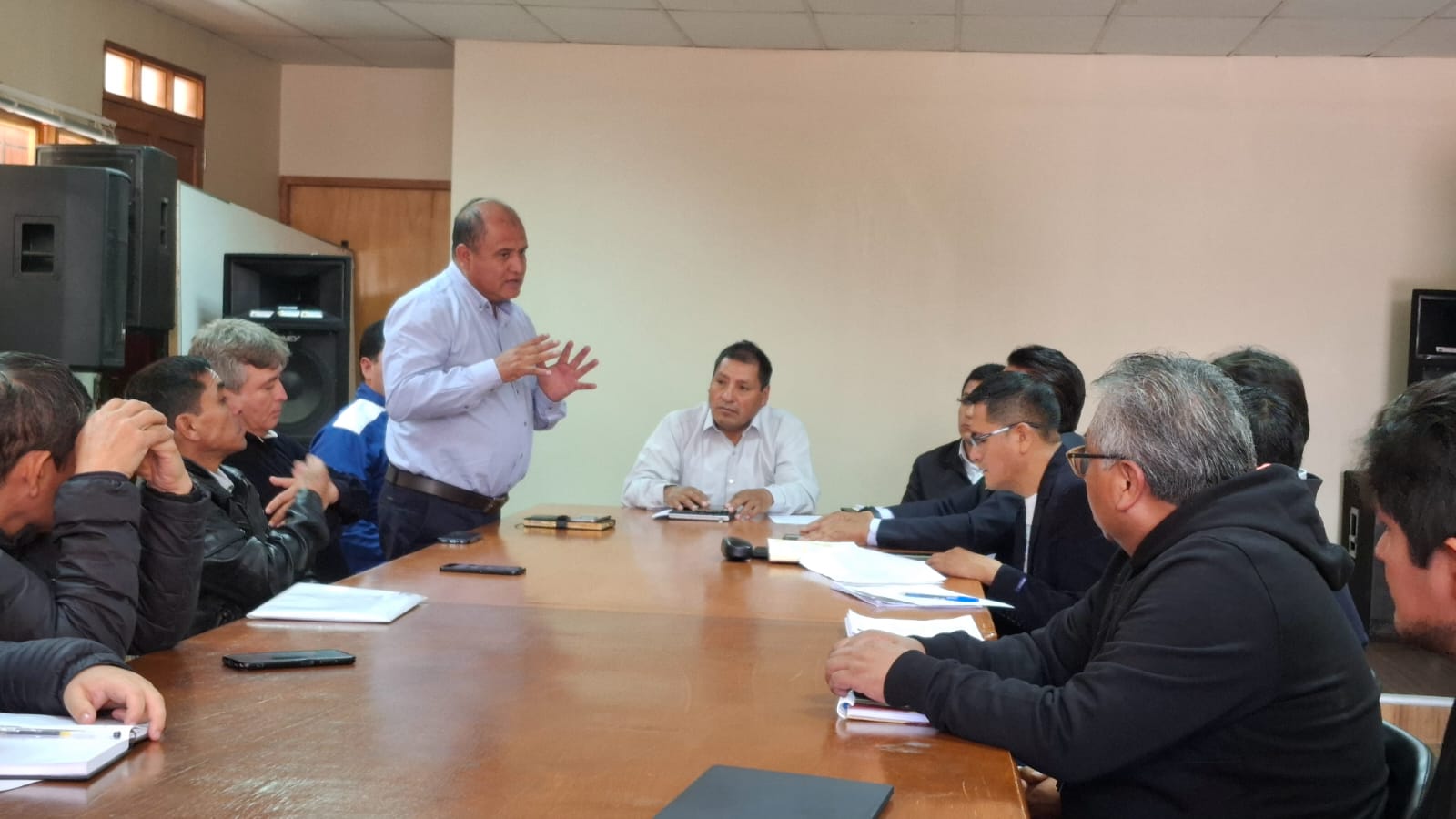 💠HOSPITAL EN MARCHA Y PEDIDO URGENTE POR LA VÍA MOLINOPAMPA-SIHUAS 
𝐸𝑙 𝐺𝑜𝑏𝑖𝑒𝑟𝑛𝑜 𝑅𝑒𝑔𝑖𝑜𝑛𝑎𝑙 𝑠𝑒 𝑐𝑜𝑚𝑝𝑟𝑜𝑚𝑒𝑡𝑖𝑜́ 𝑎 𝑝𝑟𝑒𝑠𝑒𝑛𝑡𝑎𝑟 𝑒𝑙 𝑒𝑥𝑝𝑒𝑑𝑖𝑒𝑛𝑡𝑒 𝑡𝑒́𝑐𝑛𝑖𝑐𝑜 𝑟𝑒𝑓𝑜𝑟𝑚𝑢𝑙𝑎𝑑𝑜 𝑦 𝑒𝑙 𝑝𝑙𝑎𝑛 𝑚𝑒́𝑑𝑖𝑐𝑜-𝑎𝑟𝑞𝑢𝑖𝑡𝑒𝑐𝑡𝑜́𝑛𝑖𝑐𝑜 𝑒𝑙 𝑝𝑟𝑜́𝑥𝑖𝑚𝑜 𝟸 𝑑𝑒 𝑗𝑢𝑛𝑖𝑜, 𝑙𝑜 𝑞𝑢𝑒 𝑝𝑒𝑟𝑚𝑖𝑡𝑖𝑟𝑎́ 𝑑𝑎𝑟 𝑖𝑛𝑖𝑐𝑖𝑜 𝑎𝑙 𝑝𝑟𝑜𝑐𝑒𝑠𝑜 𝑑𝑒 𝑐𝑜𝑛𝑣𝑜𝑐𝑎𝑡𝑜𝑟𝑖𝑎 𝑝𝑢́𝑏𝑙𝑖𝑐𝑎. 𝐿𝑎 𝑝𝑟𝑜𝑣𝑖𝑛𝑐𝑖𝑎 𝑑𝑒 𝑆𝑖𝘩𝑢𝑎𝑠 𝑚𝑎𝑛𝑡𝑖𝑒𝑛𝑒 𝑓𝑖𝑟𝑚𝑒 𝑠𝑢 𝑑𝑒𝑚𝑎𝑛𝑑𝑎 𝑝𝑜𝑟 𝑢𝑛𝑎 𝑎𝑡𝑒𝑛𝑐𝑖𝑜́𝑛 𝑚𝑒́𝑑𝑖𝑐𝑎 𝑑𝑖𝑔𝑛𝑎 𝑦 𝑢𝑛𝑎 𝑐𝑜𝑛𝑒𝑐𝑡𝑖𝑣𝑖𝑑𝑎𝑑 𝑣𝑖𝑎𝑙 𝑒𝑓𝑖𝑐𝑖𝑒𝑛𝑡𝑒.
𝐻𝑢𝑎𝑟𝑎𝑧, 𝟿 𝑑𝑒 𝑚𝑎𝑦𝑜 𝑑𝑒 𝟸𝟶𝟸𝟻. El proyecto del nuevo Hospital de Apoyo Sihuas II-1, con Código Único de Inversiones (CUI) 2556264, avanza con pasos firmes hacia su ejecución. Una delegación de autoridades sihuasinas, encabezada por el alcalde provincial, Demetrio Buiza Picón, se trasladó hasta la ciudad de Huaraz para exigir avances concretos al Gobierno Regional de Áncash (GRA), tanto en la construcción del nuevo establecimiento de salud como en la mejora urgente del tramo Molinopampa–Sihuas de la carretera longitudinal.
Durante la reunión técnica, se informó que las observaciones vinculadas a la falla geológica del terreno han sido superadas y que el expediente técnico se encuentra en etapa final de reformulación, con un plazo máximo de dos semanas para su culminación. Una vez completado, se iniciará el proceso de licitación. El financiamiento de la obra está completamente garantizado por el Gobierno Regional.
En ese marco, la Dirección Regional de Salud (Diresa) Áncash informó que, en coordinación con la unidad ejecutora, viene trabajando en la actualización del plan médico-arquitectónico, el cual definirá la distribución funcional y los servicios del nuevo centro de atención. Este documento será presentado junto con el expediente reformulado, asegurando que cumpla con las normativas del sector y responda a las necesidades sanitarias de la población.
También se abordaron las serias deficiencias del actual centro asistencial, como la falta de equipamiento quirúrgico, ambulancias en mal estado y la inexistencia de un banco de sangre, lo que limita la capacidad de respuesta ante emergencias médicas. Esta situación afecta no solo a Sihuas, sino también a comunidades cercanas de Huánuco y La Libertad, que dependen de sus servicios por la cercanía geográfica.
La comisión sihuasina estuvo conformada por el alcalde provincial; el consejero por Sihuas; los regidores (Yolvi Velásquez, Johan Villanueva y Víctor Lázaro); la subdirectora de la I.E. Asteria Castro Pareja; el presidente de la Asociación de Gestión y Desarrollo de la Provincia de Sihuas; el alcalde distrital de Huayllabamba; el jefe de la Agencia Agraria Sede Sihuas y el gerente de Infraestructura, Desarrollo Urbano y Rural de la comuna provincial.
La delegación fue recibida por el gerente general del GRA, Marco La Rosa, junto a su equipo técnico. En la cita también participaron representantes de la Diresa Áncash y de la Red de Salud Conchucos Norte, quienes reafirmaron su compromiso con el proyecto.
Por otro lado, se remarcó la crítica situación de la vía Molinopampa–Sihuas. La autoridad edil hizo énfasis en la preocupación por la exclusión de este tramo del proyecto, destacando su importancia vital para la conectividad y el acceso a servicios esenciales en la región. El gerente del GRA respondió que, debido a que ya existe un proyecto aprobado que no contempla este tramo, no es posible incluirlo en el mismo. Sin embargo, detalló que la estrategia es avanzar con la intervención de toda la carretera longitudinal, conforme a lo estipulado por la normativa, con el objetivo de garantizar la mejora de la infraestructura en su totalidad.
