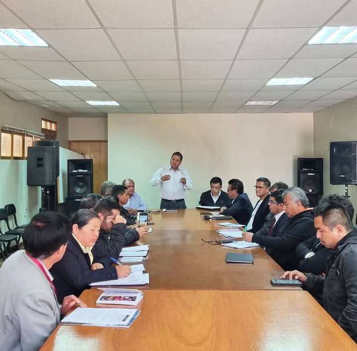 💠HOSPITAL EN MARCHA Y PEDIDO URGENTE POR LA VÍA MOLINOPAMPA-SIHUAS 
𝐸𝑙 𝐺𝑜𝑏𝑖𝑒𝑟𝑛𝑜 𝑅𝑒𝑔𝑖𝑜𝑛𝑎𝑙 𝑠𝑒 𝑐𝑜𝑚𝑝𝑟𝑜𝑚𝑒𝑡𝑖𝑜́ 𝑎 𝑝𝑟𝑒𝑠𝑒𝑛𝑡𝑎𝑟 𝑒𝑙 𝑒𝑥𝑝𝑒𝑑𝑖𝑒𝑛𝑡𝑒 𝑡𝑒́𝑐𝑛𝑖𝑐𝑜 𝑟𝑒𝑓𝑜𝑟𝑚𝑢𝑙𝑎𝑑𝑜 𝑦 𝑒𝑙 𝑝𝑙𝑎𝑛 𝑚𝑒́𝑑𝑖𝑐𝑜-𝑎𝑟𝑞𝑢𝑖𝑡𝑒𝑐𝑡𝑜́𝑛𝑖𝑐𝑜 𝑒𝑙 𝑝𝑟𝑜́𝑥𝑖𝑚𝑜 𝟸 𝑑𝑒 𝑗𝑢𝑛𝑖𝑜, 𝑙𝑜 𝑞𝑢𝑒 𝑝𝑒𝑟𝑚𝑖𝑡𝑖𝑟𝑎́ 𝑑𝑎𝑟 𝑖𝑛𝑖𝑐𝑖𝑜 𝑎𝑙 𝑝𝑟𝑜𝑐𝑒𝑠𝑜 𝑑𝑒 𝑐𝑜𝑛𝑣𝑜𝑐𝑎𝑡𝑜𝑟𝑖𝑎 𝑝𝑢́𝑏𝑙𝑖𝑐𝑎. 𝐿𝑎 𝑝𝑟𝑜𝑣𝑖𝑛𝑐𝑖𝑎 𝑑𝑒 𝑆𝑖𝘩𝑢𝑎𝑠 𝑚𝑎𝑛𝑡𝑖𝑒𝑛𝑒 𝑓𝑖𝑟𝑚𝑒 𝑠𝑢 𝑑𝑒𝑚𝑎𝑛𝑑𝑎 𝑝𝑜𝑟 𝑢𝑛𝑎 𝑎𝑡𝑒𝑛𝑐𝑖𝑜́𝑛 𝑚𝑒́𝑑𝑖𝑐𝑎 𝑑𝑖𝑔𝑛𝑎 𝑦 𝑢𝑛𝑎 𝑐𝑜𝑛𝑒𝑐𝑡𝑖𝑣𝑖𝑑𝑎𝑑 𝑣𝑖𝑎𝑙 𝑒𝑓𝑖𝑐𝑖𝑒𝑛𝑡𝑒.
𝐻𝑢𝑎𝑟𝑎𝑧, 𝟿 𝑑𝑒 𝑚𝑎𝑦𝑜 𝑑𝑒 𝟸𝟶𝟸𝟻. El proyecto del nuevo Hospital de Apoyo Sihuas II-1, con Código Único de Inversiones (CUI) 2556264, avanza con pasos firmes hacia su ejecución. Una delegación de autoridades sihuasinas, encabezada por el alcalde provincial, Demetrio Buiza Picón, se trasladó hasta la ciudad de Huaraz para exigir avances concretos al Gobierno Regional de Áncash (GRA), tanto en la construcción del nuevo establecimiento de salud como en la mejora urgente del tramo Molinopampa–Sihuas de la carretera longitudinal.
Durante la reunión técnica, se informó que las observaciones vinculadas a la falla geológica del terreno han sido superadas y que el expediente técnico se encuentra en etapa final de reformulación, con un plazo máximo de dos semanas para su culminación. Una vez completado, se iniciará el proceso de licitación. El financiamiento de la obra está completamente garantizado por el Gobierno Regional.
En ese marco, la Dirección Regional de Salud (Diresa) Áncash informó que, en coordinación con la unidad ejecutora, viene trabajando en la actualización del plan médico-arquitectónico, el cual definirá la distribución funcional y los servicios del nuevo centro de atención. Este documento será presentado junto con el expediente reformulado, asegurando que cumpla con las normativas del sector y responda a las necesidades sanitarias de la población.
También se abordaron las serias deficiencias del actual centro asistencial, como la falta de equipamiento quirúrgico, ambulancias en mal estado y la inexistencia de un banco de sangre, lo que limita la capacidad de respuesta ante emergencias médicas. Esta situación afecta no solo a Sihuas, sino también a comunidades cercanas de Huánuco y La Libertad, que dependen de sus servicios por la cercanía geográfica.
La comisión sihuasina estuvo conformada por el alcalde provincial; el consejero por Sihuas; los regidores (Yolvi Velásquez, Johan Villanueva y Víctor Lázaro); la subdirectora de la I.E. Asteria Castro Pareja; el presidente de la Asociación de Gestión y Desarrollo de la Provincia de Sihuas; el alcalde distrital de Huayllabamba; el jefe de la Agencia Agraria Sede Sihuas y el gerente de Infraestructura, Desarrollo Urbano y Rural de la comuna provincial.
La delegación fue recibida por el gerente general del GRA, Marco La Rosa, junto a su equipo técnico. En la cita también participaron representantes de la Diresa Áncash y de la Red de Salud Conchucos Norte, quienes reafirmaron su compromiso con el proyecto.
Por otro lado, se remarcó la crítica situación de la vía Molinopampa–Sihuas. La autoridad edil hizo énfasis en la preocupación por la exclusión de este tramo del proyecto, destacando su importancia vital para la conectividad y el acceso a servicios esenciales en la región. El gerente del GRA respondió que, debido a que ya existe un proyecto aprobado que no contempla este tramo, no es posible incluirlo en el mismo. Sin embargo, detalló que la estrategia es avanzar con la intervención de toda la carretera longitudinal, conforme a lo estipulado por la normativa, con el objetivo de garantizar la mejora de la infraestructura en su totalidad.
