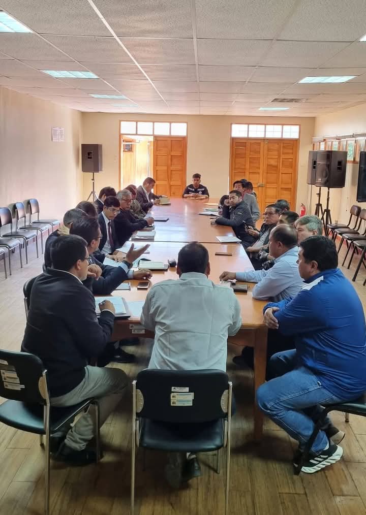 💠HOSPITAL EN MARCHA Y PEDIDO URGENTE POR LA VÍA MOLINOPAMPA-SIHUAS 
𝐸𝑙 𝐺𝑜𝑏𝑖𝑒𝑟𝑛𝑜 𝑅𝑒𝑔𝑖𝑜𝑛𝑎𝑙 𝑠𝑒 𝑐𝑜𝑚𝑝𝑟𝑜𝑚𝑒𝑡𝑖𝑜́ 𝑎 𝑝𝑟𝑒𝑠𝑒𝑛𝑡𝑎𝑟 𝑒𝑙 𝑒𝑥𝑝𝑒𝑑𝑖𝑒𝑛𝑡𝑒 𝑡𝑒́𝑐𝑛𝑖𝑐𝑜 𝑟𝑒𝑓𝑜𝑟𝑚𝑢𝑙𝑎𝑑𝑜 𝑦 𝑒𝑙 𝑝𝑙𝑎𝑛 𝑚𝑒́𝑑𝑖𝑐𝑜-𝑎𝑟𝑞𝑢𝑖𝑡𝑒𝑐𝑡𝑜́𝑛𝑖𝑐𝑜 𝑒𝑙 𝑝𝑟𝑜́𝑥𝑖𝑚𝑜 𝟸 𝑑𝑒 𝑗𝑢𝑛𝑖𝑜, 𝑙𝑜 𝑞𝑢𝑒 𝑝𝑒𝑟𝑚𝑖𝑡𝑖𝑟𝑎́ 𝑑𝑎𝑟 𝑖𝑛𝑖𝑐𝑖𝑜 𝑎𝑙 𝑝𝑟𝑜𝑐𝑒𝑠𝑜 𝑑𝑒 𝑐𝑜𝑛𝑣𝑜𝑐𝑎𝑡𝑜𝑟𝑖𝑎 𝑝𝑢́𝑏𝑙𝑖𝑐𝑎. 𝐿𝑎 𝑝𝑟𝑜𝑣𝑖𝑛𝑐𝑖𝑎 𝑑𝑒 𝑆𝑖𝘩𝑢𝑎𝑠 𝑚𝑎𝑛𝑡𝑖𝑒𝑛𝑒 𝑓𝑖𝑟𝑚𝑒 𝑠𝑢 𝑑𝑒𝑚𝑎𝑛𝑑𝑎 𝑝𝑜𝑟 𝑢𝑛𝑎 𝑎𝑡𝑒𝑛𝑐𝑖𝑜́𝑛 𝑚𝑒́𝑑𝑖𝑐𝑎 𝑑𝑖𝑔𝑛𝑎 𝑦 𝑢𝑛𝑎 𝑐𝑜𝑛𝑒𝑐𝑡𝑖𝑣𝑖𝑑𝑎𝑑 𝑣𝑖𝑎𝑙 𝑒𝑓𝑖𝑐𝑖𝑒𝑛𝑡𝑒.
𝐻𝑢𝑎𝑟𝑎𝑧, 𝟿 𝑑𝑒 𝑚𝑎𝑦𝑜 𝑑𝑒 𝟸𝟶𝟸𝟻. El proyecto del nuevo Hospital de Apoyo Sihuas II-1, con Código Único de Inversiones (CUI) 2556264, avanza con pasos firmes hacia su ejecución. Una delegación de autoridades sihuasinas, encabezada por el alcalde provincial, Demetrio Buiza Picón, se trasladó hasta la ciudad de Huaraz para exigir avances concretos al Gobierno Regional de Áncash (GRA), tanto en la construcción del nuevo establecimiento de salud como en la mejora urgente del tramo Molinopampa–Sihuas de la carretera longitudinal.
Durante la reunión técnica, se informó que las observaciones vinculadas a la falla geológica del terreno han sido superadas y que el expediente técnico se encuentra en etapa final de reformulación, con un plazo máximo de dos semanas para su culminación. Una vez completado, se iniciará el proceso de licitación. El financiamiento de la obra está completamente garantizado por el Gobierno Regional.
En ese marco, la Dirección Regional de Salud (Diresa) Áncash informó que, en coordinación con la unidad ejecutora, viene trabajando en la actualización del plan médico-arquitectónico, el cual definirá la distribución funcional y los servicios del nuevo centro de atención. Este documento será presentado junto con el expediente reformulado, asegurando que cumpla con las normativas del sector y responda a las necesidades sanitarias de la población.
También se abordaron las serias deficiencias del actual centro asistencial, como la falta de equipamiento quirúrgico, ambulancias en mal estado y la inexistencia de un banco de sangre, lo que limita la capacidad de respuesta ante emergencias médicas. Esta situación afecta no solo a Sihuas, sino también a comunidades cercanas de Huánuco y La Libertad, que dependen de sus servicios por la cercanía geográfica.
La comisión sihuasina estuvo conformada por el alcalde provincial; el consejero por Sihuas; los regidores (Yolvi Velásquez, Johan Villanueva y Víctor Lázaro); la subdirectora de la I.E. Asteria Castro Pareja; el presidente de la Asociación de Gestión y Desarrollo de la Provincia de Sihuas; el alcalde distrital de Huayllabamba; el jefe de la Agencia Agraria Sede Sihuas y el gerente de Infraestructura, Desarrollo Urbano y Rural de la comuna provincial.
La delegación fue recibida por el gerente general del GRA, Marco La Rosa, junto a su equipo técnico. En la cita también participaron representantes de la Diresa Áncash y de la Red de Salud Conchucos Norte, quienes reafirmaron su compromiso con el proyecto.
Por otro lado, se remarcó la crítica situación de la vía Molinopampa–Sihuas. La autoridad edil hizo énfasis en la preocupación por la exclusión de este tramo del proyecto, destacando su importancia vital para la conectividad y el acceso a servicios esenciales en la región. El gerente del GRA respondió que, debido a que ya existe un proyecto aprobado que no contempla este tramo, no es posible incluirlo en el mismo. Sin embargo, detalló que la estrategia es avanzar con la intervención de toda la carretera longitudinal, conforme a lo estipulado por la normativa, con el objetivo de garantizar la mejora de la infraestructura en su totalidad.
