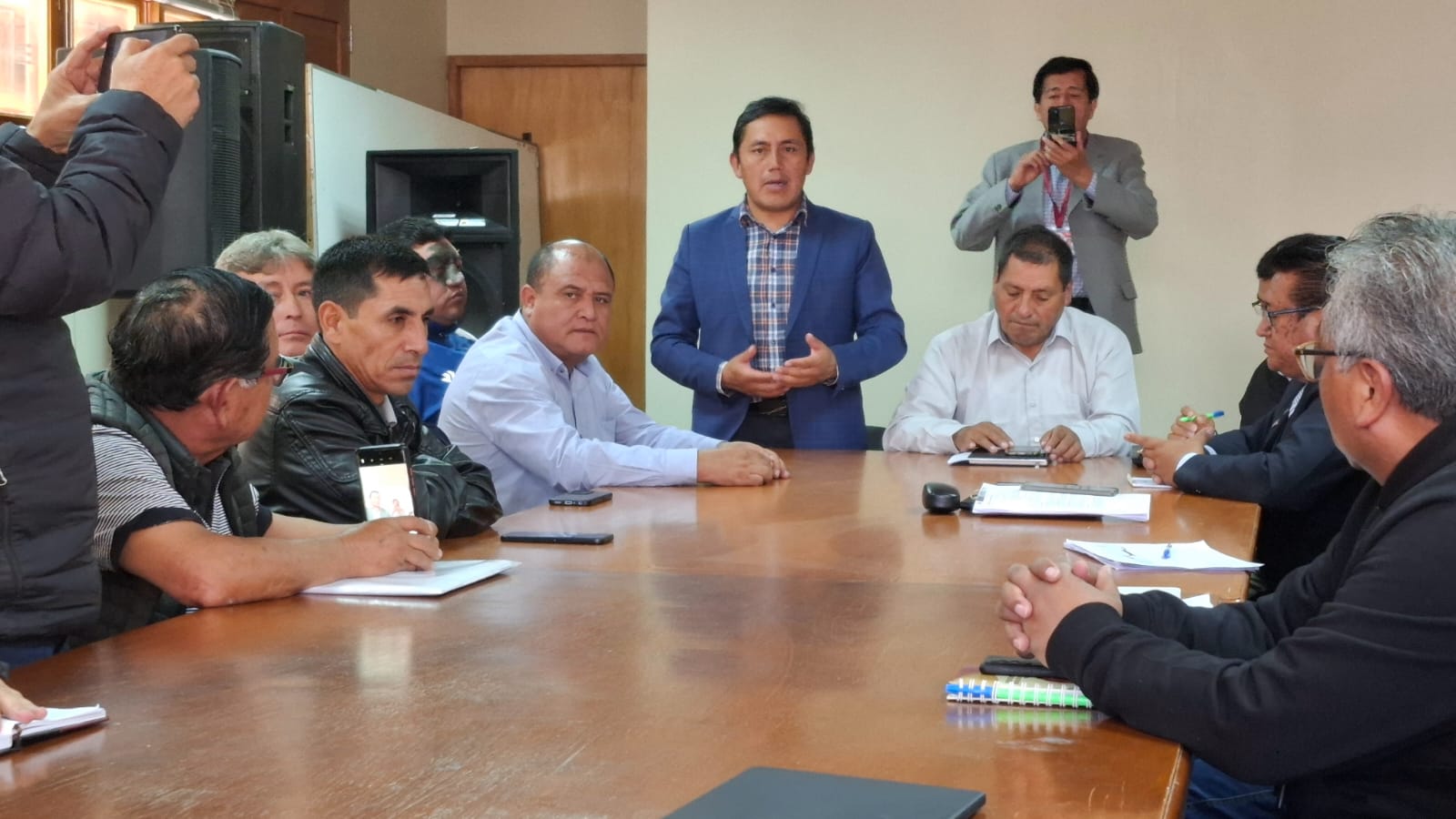 💠HOSPITAL EN MARCHA Y PEDIDO URGENTE POR LA VÍA MOLINOPAMPA-SIHUAS 
𝐸𝑙 𝐺𝑜𝑏𝑖𝑒𝑟𝑛𝑜 𝑅𝑒𝑔𝑖𝑜𝑛𝑎𝑙 𝑠𝑒 𝑐𝑜𝑚𝑝𝑟𝑜𝑚𝑒𝑡𝑖𝑜́ 𝑎 𝑝𝑟𝑒𝑠𝑒𝑛𝑡𝑎𝑟 𝑒𝑙 𝑒𝑥𝑝𝑒𝑑𝑖𝑒𝑛𝑡𝑒 𝑡𝑒́𝑐𝑛𝑖𝑐𝑜 𝑟𝑒𝑓𝑜𝑟𝑚𝑢𝑙𝑎𝑑𝑜 𝑦 𝑒𝑙 𝑝𝑙𝑎𝑛 𝑚𝑒́𝑑𝑖𝑐𝑜-𝑎𝑟𝑞𝑢𝑖𝑡𝑒𝑐𝑡𝑜́𝑛𝑖𝑐𝑜 𝑒𝑙 𝑝𝑟𝑜́𝑥𝑖𝑚𝑜 𝟸 𝑑𝑒 𝑗𝑢𝑛𝑖𝑜, 𝑙𝑜 𝑞𝑢𝑒 𝑝𝑒𝑟𝑚𝑖𝑡𝑖𝑟𝑎́ 𝑑𝑎𝑟 𝑖𝑛𝑖𝑐𝑖𝑜 𝑎𝑙 𝑝𝑟𝑜𝑐𝑒𝑠𝑜 𝑑𝑒 𝑐𝑜𝑛𝑣𝑜𝑐𝑎𝑡𝑜𝑟𝑖𝑎 𝑝𝑢́𝑏𝑙𝑖𝑐𝑎. 𝐿𝑎 𝑝𝑟𝑜𝑣𝑖𝑛𝑐𝑖𝑎 𝑑𝑒 𝑆𝑖𝘩𝑢𝑎𝑠 𝑚𝑎𝑛𝑡𝑖𝑒𝑛𝑒 𝑓𝑖𝑟𝑚𝑒 𝑠𝑢 𝑑𝑒𝑚𝑎𝑛𝑑𝑎 𝑝𝑜𝑟 𝑢𝑛𝑎 𝑎𝑡𝑒𝑛𝑐𝑖𝑜́𝑛 𝑚𝑒́𝑑𝑖𝑐𝑎 𝑑𝑖𝑔𝑛𝑎 𝑦 𝑢𝑛𝑎 𝑐𝑜𝑛𝑒𝑐𝑡𝑖𝑣𝑖𝑑𝑎𝑑 𝑣𝑖𝑎𝑙 𝑒𝑓𝑖𝑐𝑖𝑒𝑛𝑡𝑒.
𝐻𝑢𝑎𝑟𝑎𝑧, 𝟿 𝑑𝑒 𝑚𝑎𝑦𝑜 𝑑𝑒 𝟸𝟶𝟸𝟻. El proyecto del nuevo Hospital de Apoyo Sihuas II-1, con Código Único de Inversiones (CUI) 2556264, avanza con pasos firmes hacia su ejecución. Una delegación de autoridades sihuasinas, encabezada por el alcalde provincial, Demetrio Buiza Picón, se trasladó hasta la ciudad de Huaraz para exigir avances concretos al Gobierno Regional de Áncash (GRA), tanto en la construcción del nuevo establecimiento de salud como en la mejora urgente del tramo Molinopampa–Sihuas de la carretera longitudinal.
Durante la reunión técnica, se informó que las observaciones vinculadas a la falla geológica del terreno han sido superadas y que el expediente técnico se encuentra en etapa final de reformulación, con un plazo máximo de dos semanas para su culminación. Una vez completado, se iniciará el proceso de licitación. El financiamiento de la obra está completamente garantizado por el Gobierno Regional.
En ese marco, la Dirección Regional de Salud (Diresa) Áncash informó que, en coordinación con la unidad ejecutora, viene trabajando en la actualización del plan médico-arquitectónico, el cual definirá la distribución funcional y los servicios del nuevo centro de atención. Este documento será presentado junto con el expediente reformulado, asegurando que cumpla con las normativas del sector y responda a las necesidades sanitarias de la población.
También se abordaron las serias deficiencias del actual centro asistencial, como la falta de equipamiento quirúrgico, ambulancias en mal estado y la inexistencia de un banco de sangre, lo que limita la capacidad de respuesta ante emergencias médicas. Esta situación afecta no solo a Sihuas, sino también a comunidades cercanas de Huánuco y La Libertad, que dependen de sus servicios por la cercanía geográfica.
La comisión sihuasina estuvo conformada por el alcalde provincial; el consejero por Sihuas; los regidores (Yolvi Velásquez, Johan Villanueva y Víctor Lázaro); la subdirectora de la I.E. Asteria Castro Pareja; el presidente de la Asociación de Gestión y Desarrollo de la Provincia de Sihuas; el alcalde distrital de Huayllabamba; el jefe de la Agencia Agraria Sede Sihuas y el gerente de Infraestructura, Desarrollo Urbano y Rural de la comuna provincial.
La delegación fue recibida por el gerente general del GRA, Marco La Rosa, junto a su equipo técnico. En la cita también participaron representantes de la Diresa Áncash y de la Red de Salud Conchucos Norte, quienes reafirmaron su compromiso con el proyecto.
Por otro lado, se remarcó la crítica situación de la vía Molinopampa–Sihuas. La autoridad edil hizo énfasis en la preocupación por la exclusión de este tramo del proyecto, destacando su importancia vital para la conectividad y el acceso a servicios esenciales en la región. El gerente del GRA respondió que, debido a que ya existe un proyecto aprobado que no contempla este tramo, no es posible incluirlo en el mismo. Sin embargo, detalló que la estrategia es avanzar con la intervención de toda la carretera longitudinal, conforme a lo estipulado por la normativa, con el objetivo de garantizar la mejora de la infraestructura en su totalidad.
