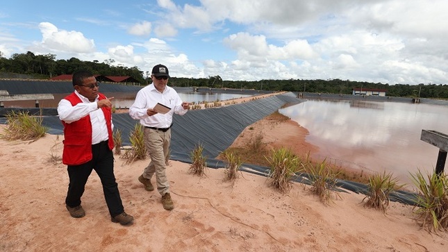 Loreto.– En el marco de acciones de fiscalización simultáneas e inopinadas en los sectores de salud y saneamiento, el contralor general César Aguilar Surichaqui realizó una visita de inspección a las ciudades de Iquitos y Nauta para constatar el estado de avance y cumplimiento de dos importantes obras públicas cuyo adecuado desarrollo es crucial para mejorar la calidad de vida de la población loretana.