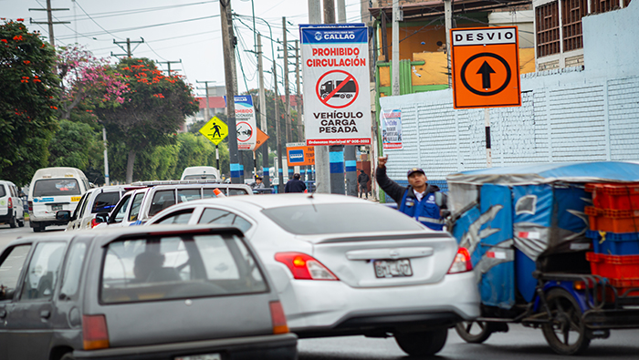 En las siguientes cuadras de Dos de Mayo, se prohibirá el paso de camiones y tráilers, y por eso se informa con posteras