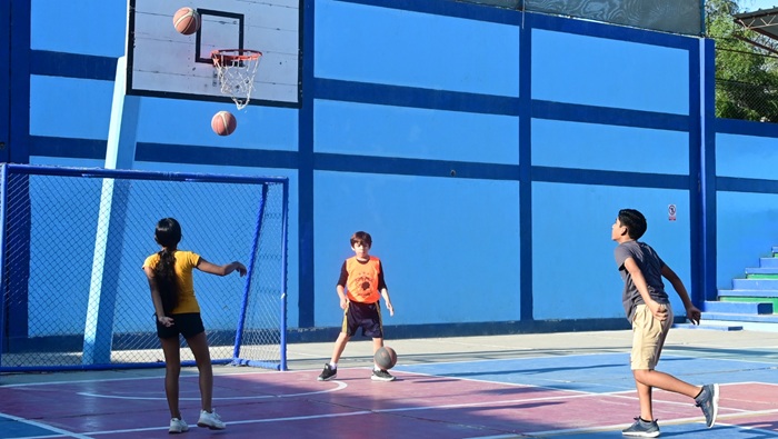 Adolescentes aprenden básquet