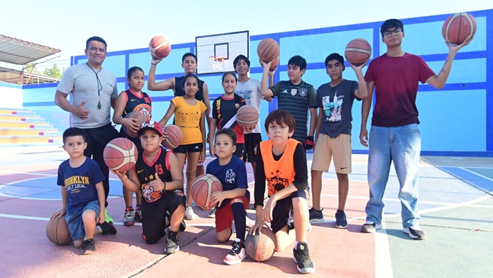 Grupo de niños y adolescentes de básquet