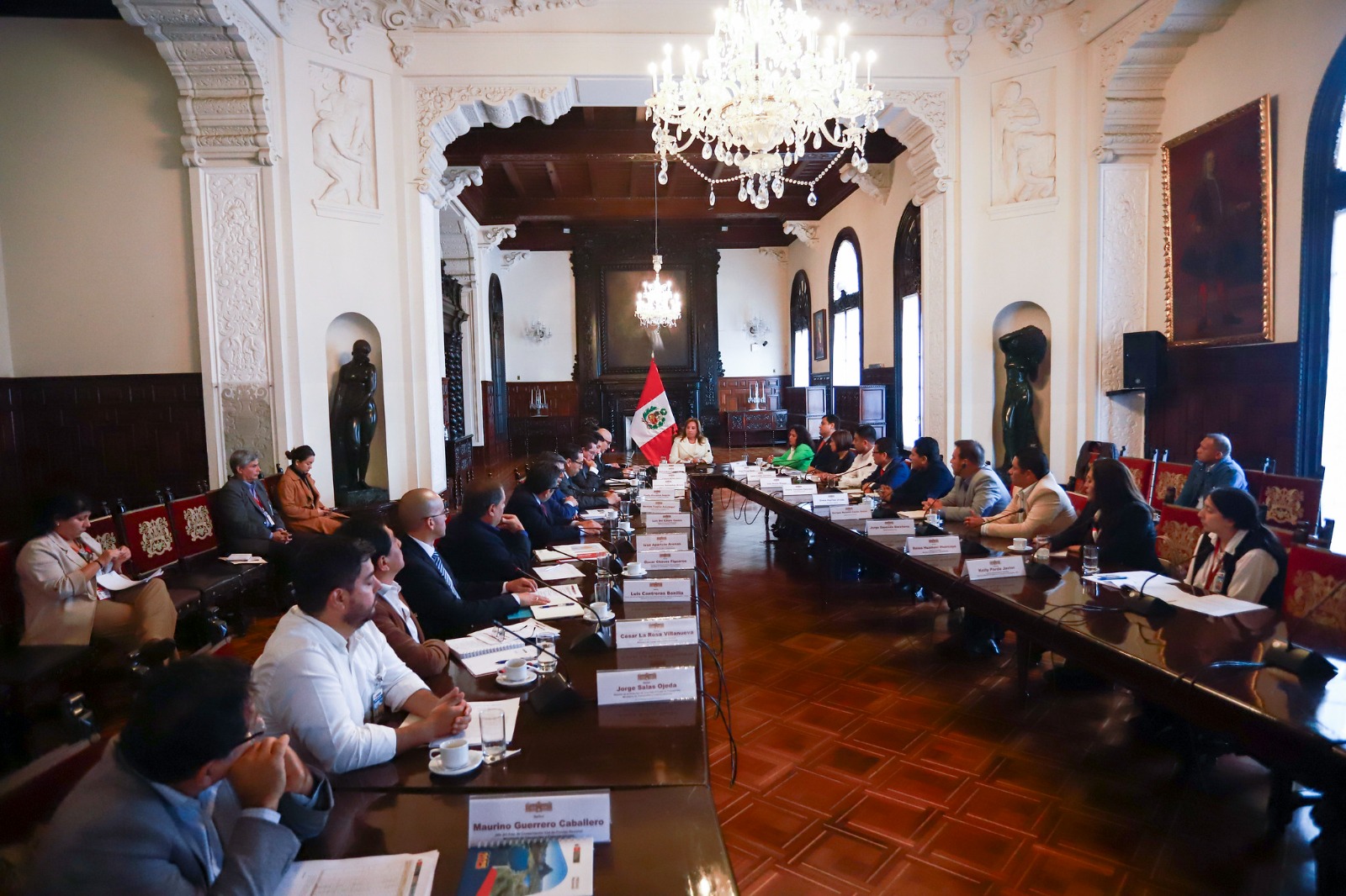 reunión de trabajo con la presidenta Dina Boluarte