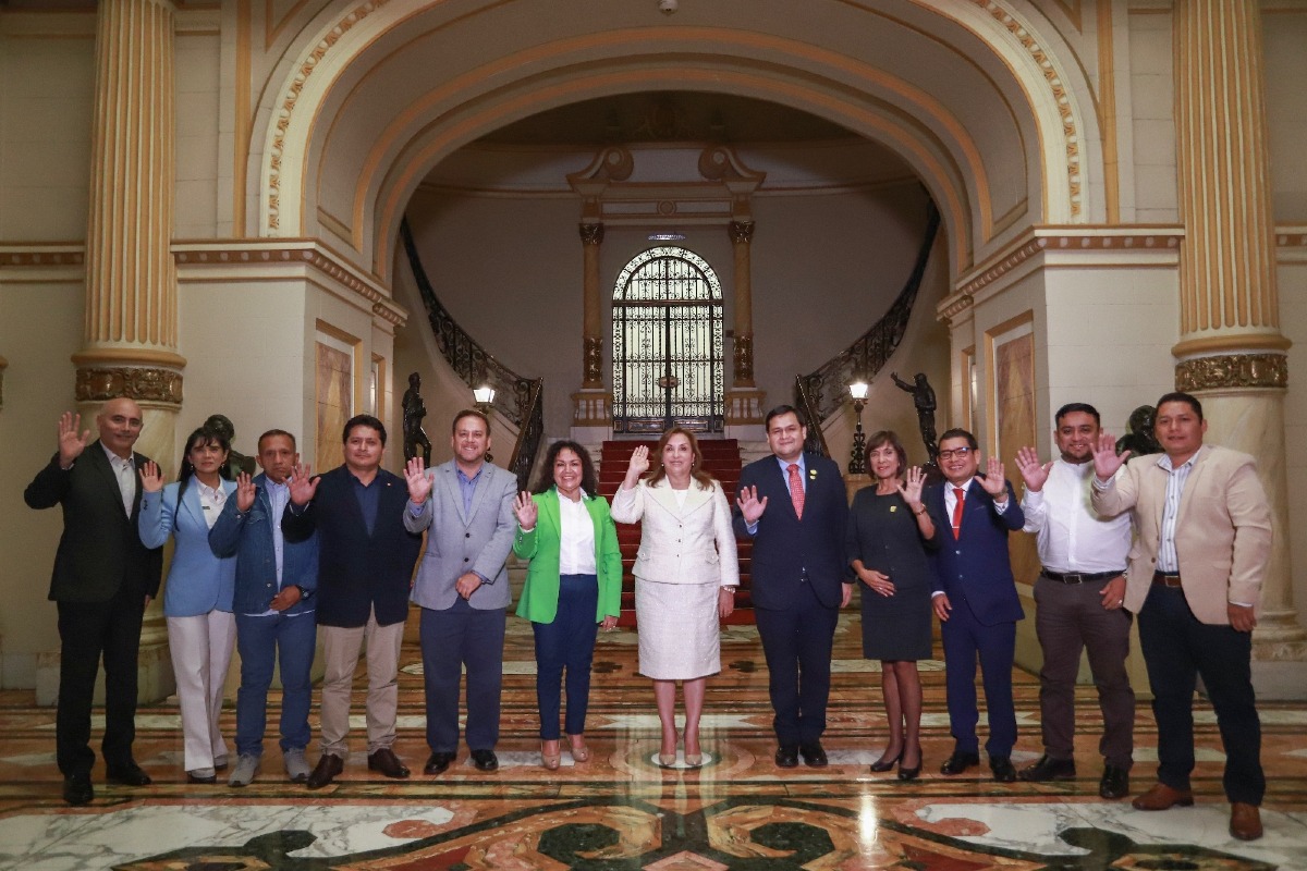 alcaldesa gobernador y congresista Mary Acuña con la presidenta Dina Boluarte
