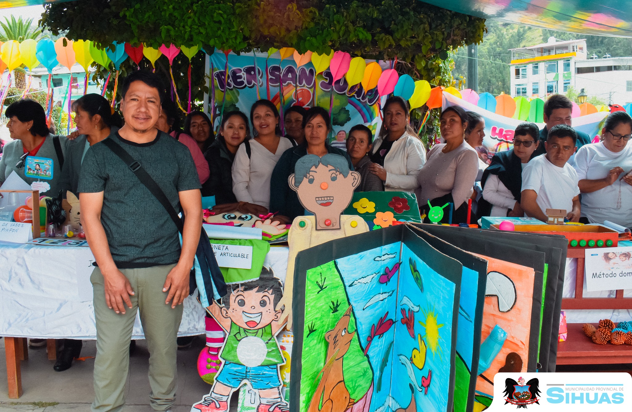 💠SIHUAS CONMEMORA 94 AÑOS DE COMPROMISO CON LA EDUCACIÓN INICIAL
Con motivo del 94.º aniversario de la Educación Inicial en el Perú, que se celebra cada 25 de mayo, la Unidad de Gestión Educativa Local (UGEL) Sihuas, organizó una actividad pedagógica en la Plaza Independencia, con la participación de docentes del nivel Inicial de las instituciones educativas de la provincia.
Durante la jornada, maestras y maestros compartieron experiencias pedagógicas y mostraron cómo desarrollan sus sesiones de enseñanza para promover el aprendizaje integral de niñas y niños desde los primeros años de vida.
El evento contó con la presencia del alcalde provincial, Demetrio Buiza Picón, en representación de la Municipalidad Provincial de Sihuas, quien reafirma su compromiso con el fortalecimiento de la educación en la primera infancia y con el respaldo a iniciativas que promuevan una enseñanza inclusiva y de calidad.