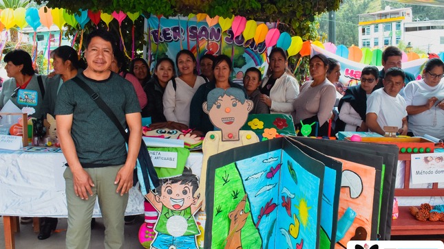 💠SIHUAS CONMEMORA 94 AÑOS DE COMPROMISO CON LA EDUCACIÓN INICIAL
Con motivo del 94.º aniversario de la Educación Inicial en el Perú, que se celebra cada 25 de mayo, la Unidad de Gestión Educativa Local (UGEL) Sihuas, organizó una actividad pedagógica en la Plaza Independencia, con la participación de docentes del nivel Inicial de las instituciones educativas de la provincia.
Durante la jornada, maestras y maestros compartieron experiencias pedagógicas y mostraron cómo desarrollan sus sesiones de enseñanza para promover el aprendizaje integral de niñas y niños desde los primeros años de vida.
El evento contó con la presencia del alcalde provincial, Demetrio Buiza Picón, en representación de la Municipalidad Provincial de Sihuas, quien reafirma su compromiso con el fortalecimiento de la educación en la primera infancia y con el respaldo a iniciativas que promuevan una enseñanza inclusiva y de calidad.
