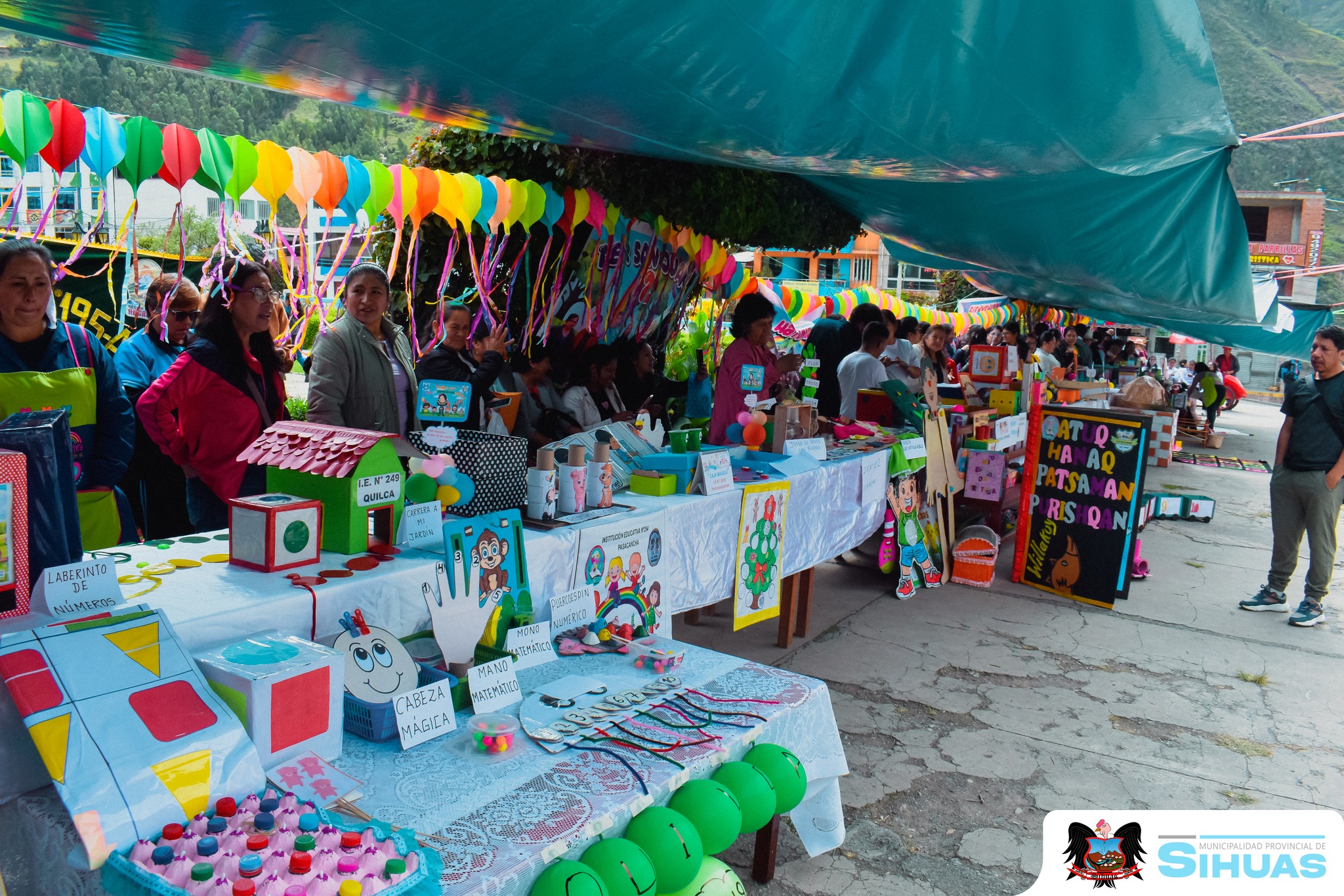 💠SIHUAS CONMEMORA 94 AÑOS DE COMPROMISO CON LA EDUCACIÓN INICIAL
Con motivo del 94.º aniversario de la Educación Inicial en el Perú, que se celebra cada 25 de mayo, la Unidad de Gestión Educativa Local (UGEL) Sihuas, organizó una actividad pedagógica en la Plaza Independencia, con la participación de docentes del nivel Inicial de las instituciones educativas de la provincia.
Durante la jornada, maestras y maestros compartieron experiencias pedagógicas y mostraron cómo desarrollan sus sesiones de enseñanza para promover el aprendizaje integral de niñas y niños desde los primeros años de vida.
El evento contó con la presencia del alcalde provincial, Demetrio Buiza Picón, en representación de la Municipalidad Provincial de Sihuas, quien reafirma su compromiso con el fortalecimiento de la educación en la primera infancia y con el respaldo a iniciativas que promuevan una enseñanza inclusiva y de calidad.