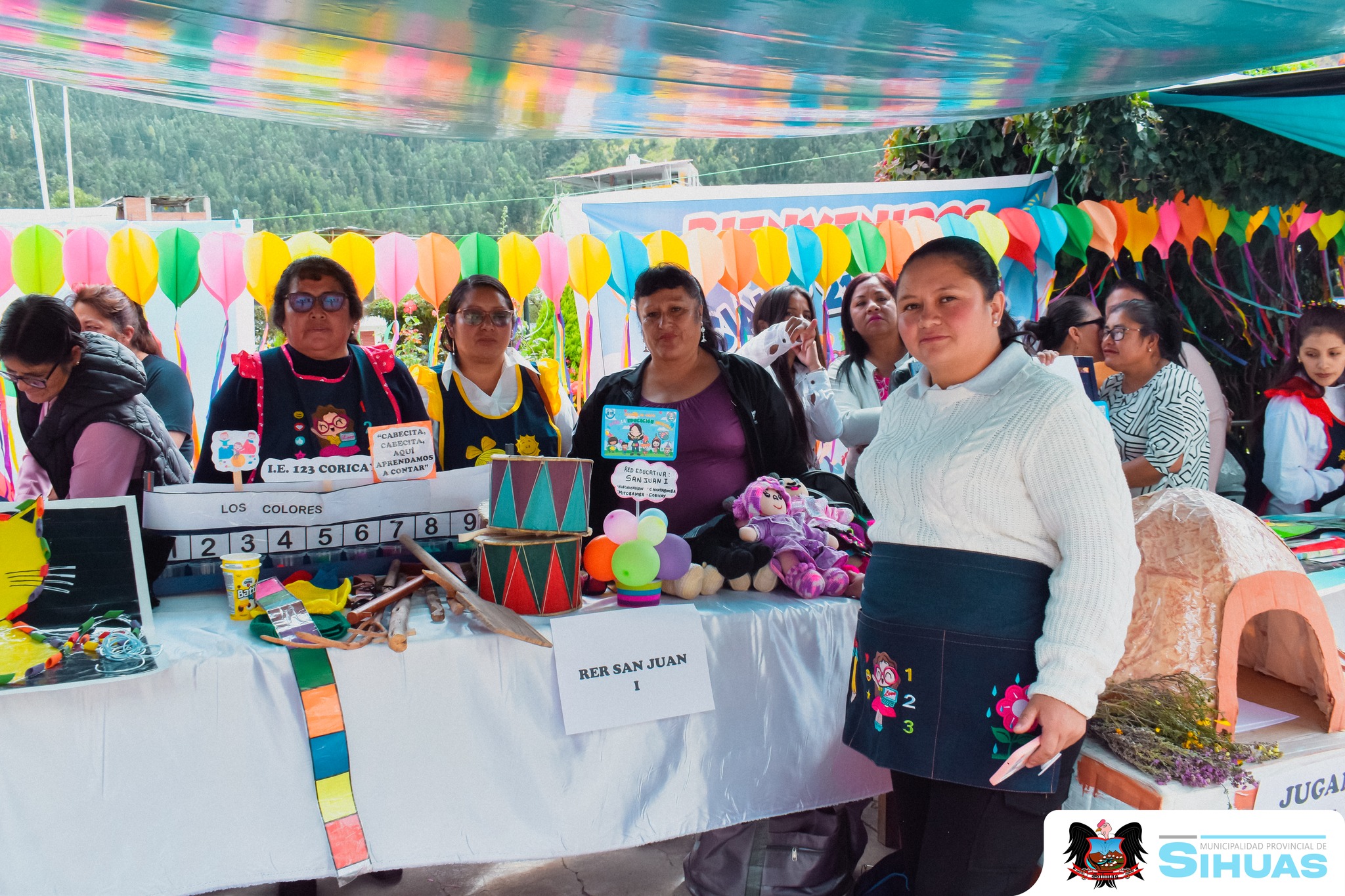💠SIHUAS CONMEMORA 94 AÑOS DE COMPROMISO CON LA EDUCACIÓN INICIAL
Con motivo del 94.º aniversario de la Educación Inicial en el Perú, que se celebra cada 25 de mayo, la Unidad de Gestión Educativa Local (UGEL) Sihuas, organizó una actividad pedagógica en la Plaza Independencia, con la participación de docentes del nivel Inicial de las instituciones educativas de la provincia.
Durante la jornada, maestras y maestros compartieron experiencias pedagógicas y mostraron cómo desarrollan sus sesiones de enseñanza para promover el aprendizaje integral de niñas y niños desde los primeros años de vida.
El evento contó con la presencia del alcalde provincial, Demetrio Buiza Picón, en representación de la Municipalidad Provincial de Sihuas, quien reafirma su compromiso con el fortalecimiento de la educación en la primera infancia y con el respaldo a iniciativas que promuevan una enseñanza inclusiva y de calidad.