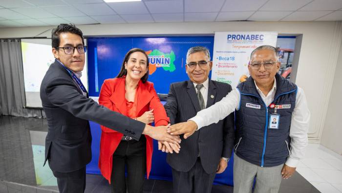 Autoridades y representantes de los programas Juntos y PAIS-Tambos se comprometieron a seguir impulsando estrategias para la educación superior.