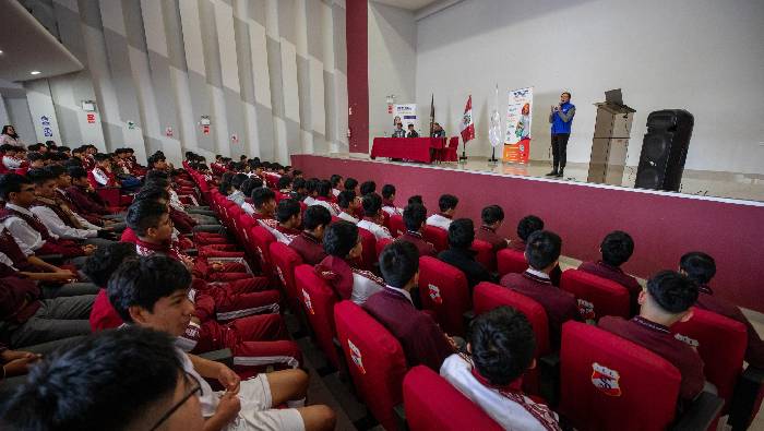Pronabec visitó el colegio Santa Isabel e informó sobre las oportunidades que se ofrecen