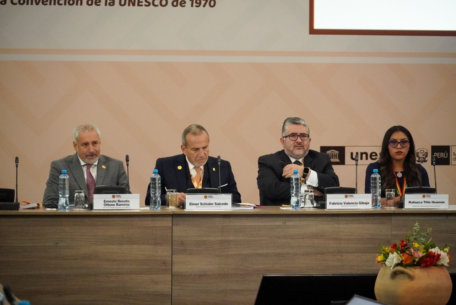 Imagen de funcionarios en mesa de foro