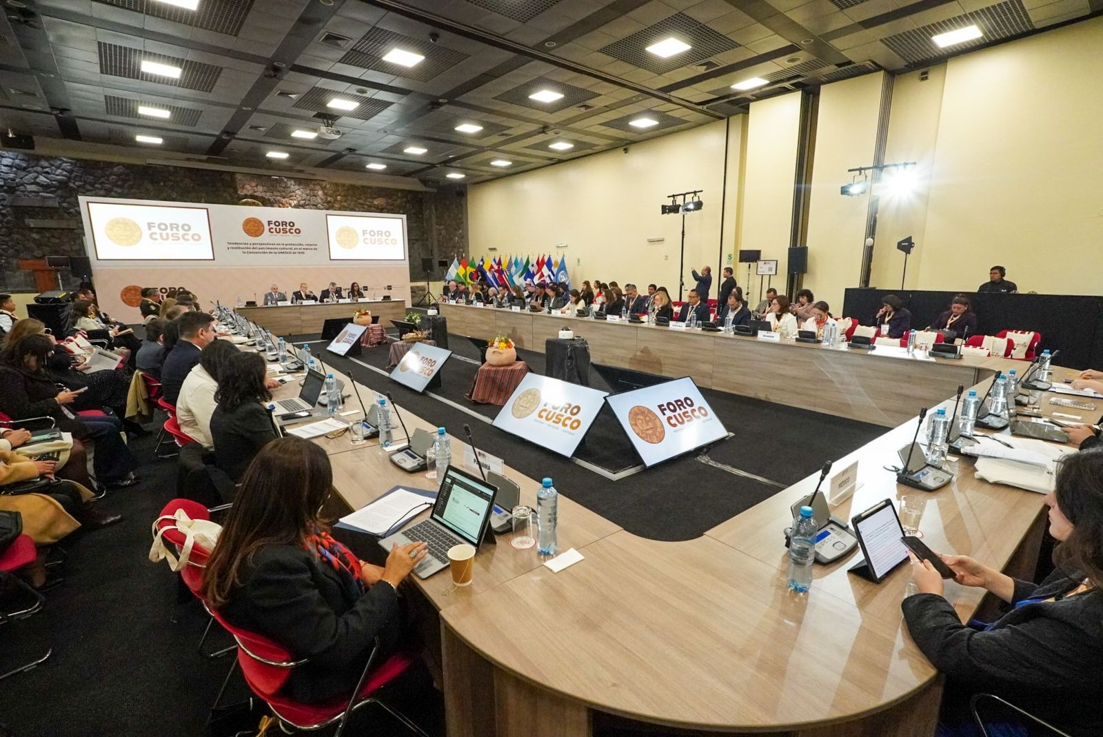 Imagen de funcionarios en mesa de foro