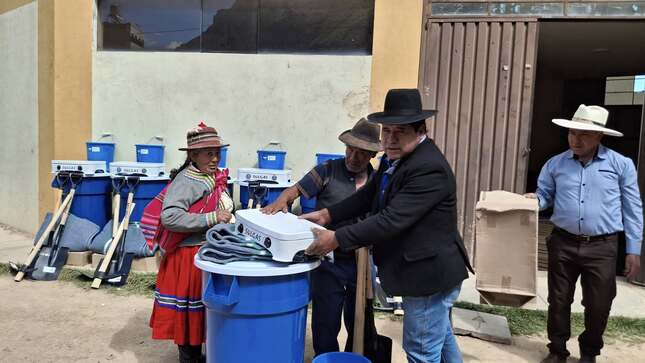 ENTREGA DE APOYO HUMANITARIO a FAMILIAS AFECTADAS POR DESASTRES NATURALES