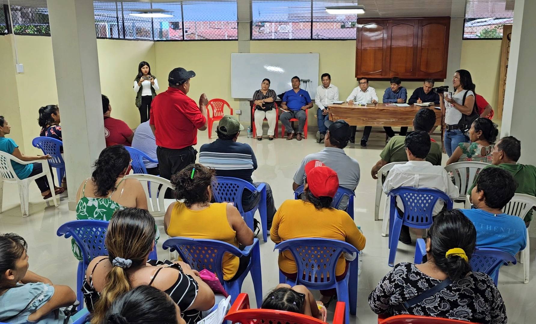Alcalde provincial sostuvo reunión con representantes de centros de abastos y con sindicatos de la explanada del mercado modelo
