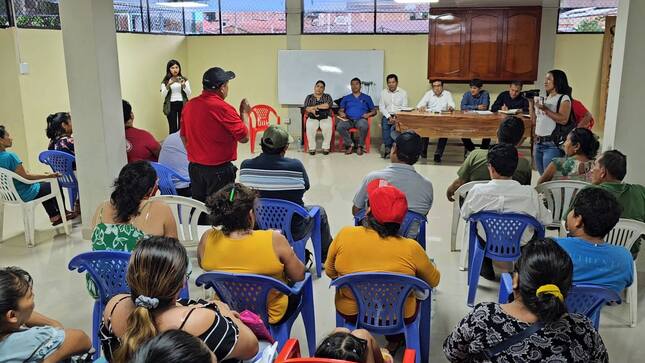 Alcalde provincial sostuvo reunión con representantes de centros de abastos y con sindicatos de la explanada del mercado modelo