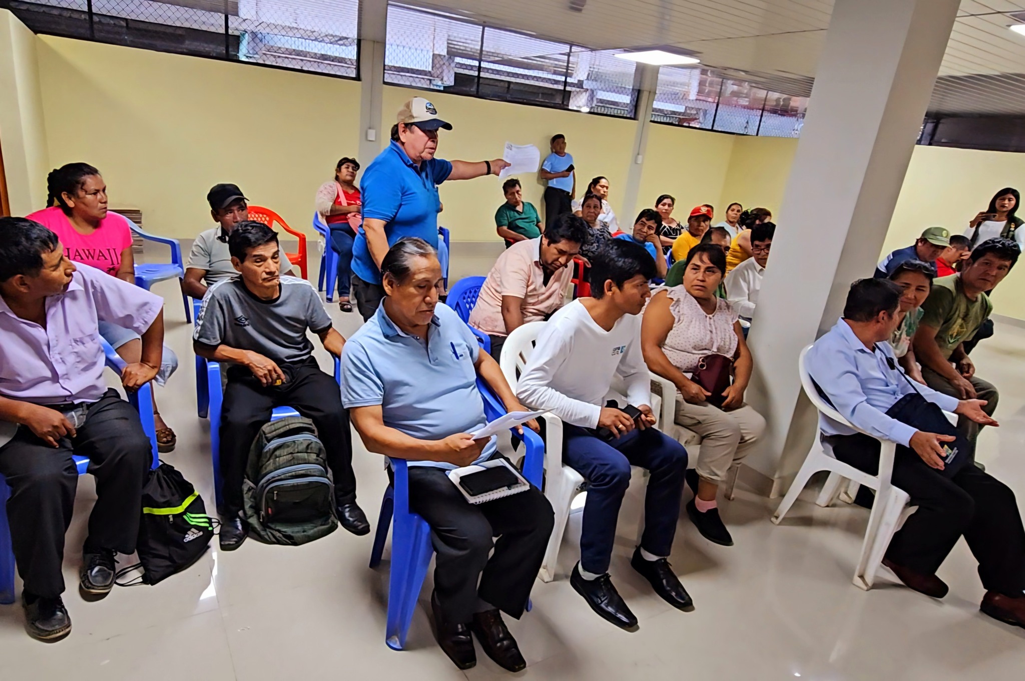 Alcalde provincial sostuvo reunión con representantes de centros de abastos y con sindicatos de la explanada del mercado modelo