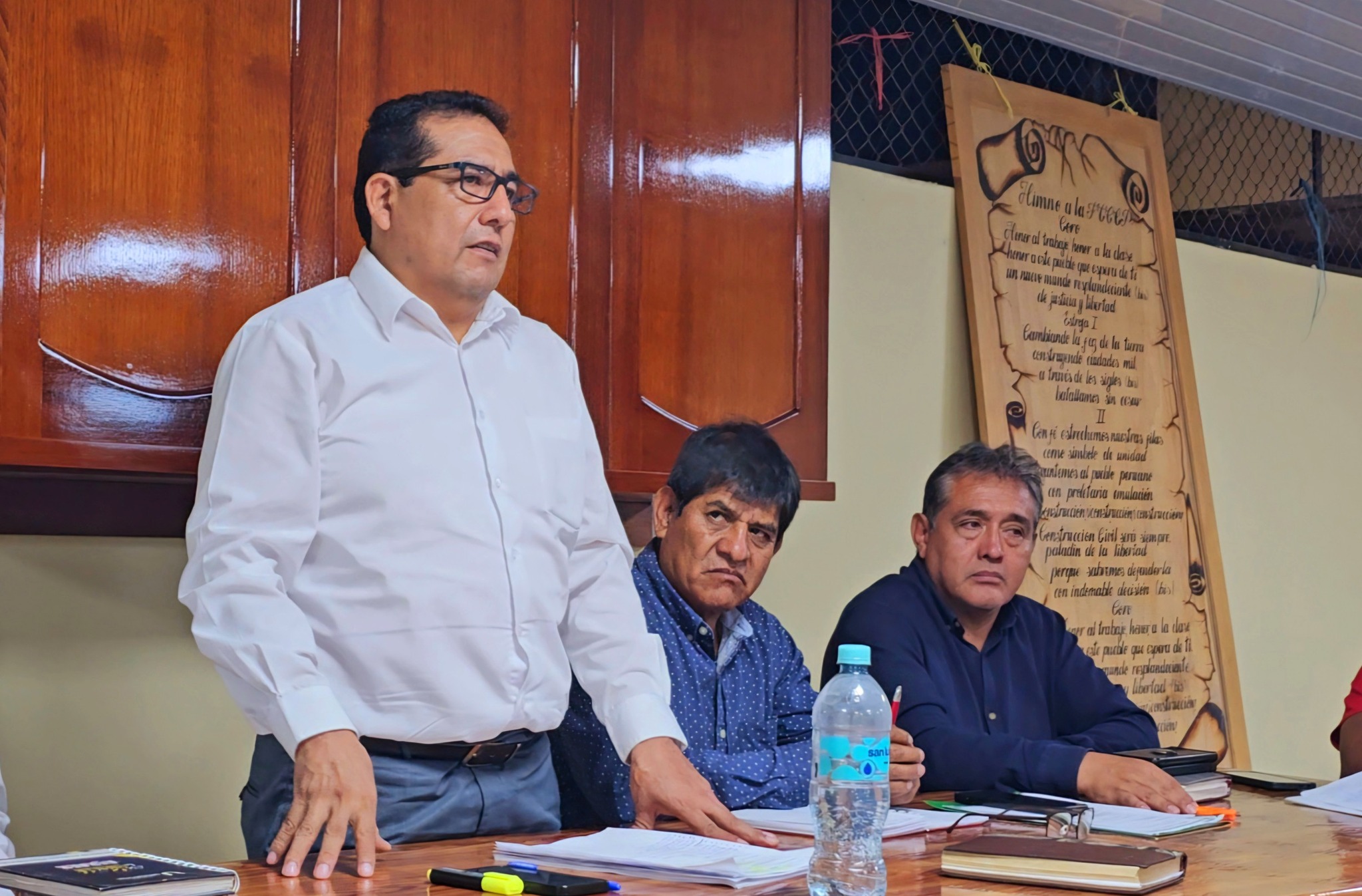 Alcalde provincial sostuvo reunión con representantes de centros de abastos y con sindicatos de la explanada del mercado modelo