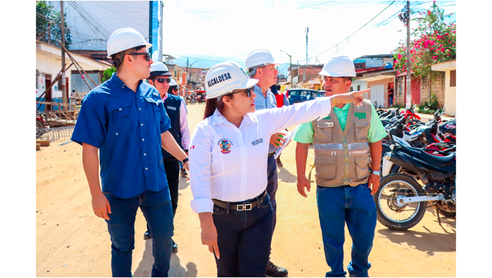 Alcaldesa inspecciona construcci贸n de Av. Mart铆nez de Compa帽贸n.