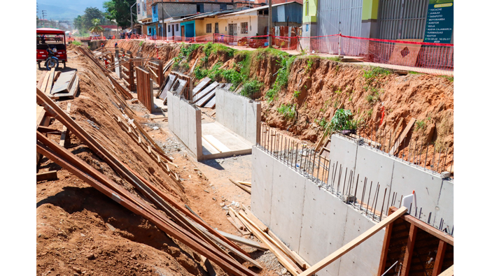 Alcaldesa inspecciona construcci贸n de Av. Mart铆nez de Compa帽贸n.