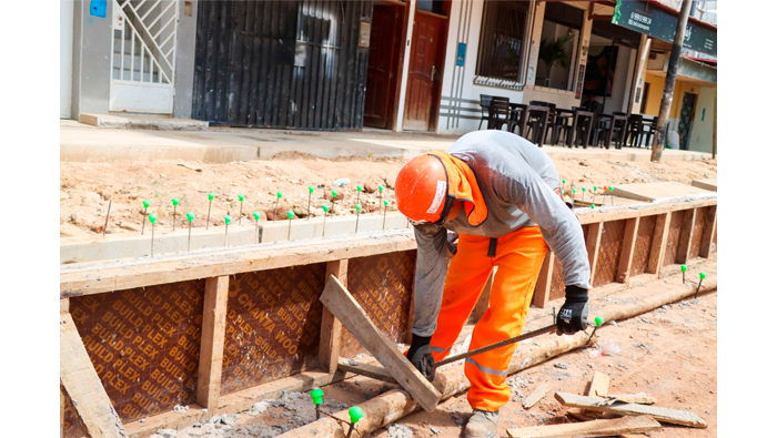 Alcaldesa inspecciona construcciรณn de Ricardo Palma.